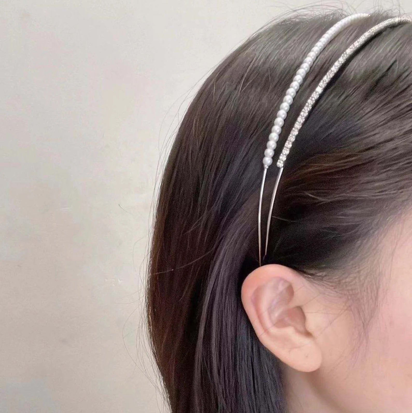 A stylish headband featuring glass pearls and rhinestones, perfect for girls' accessories.