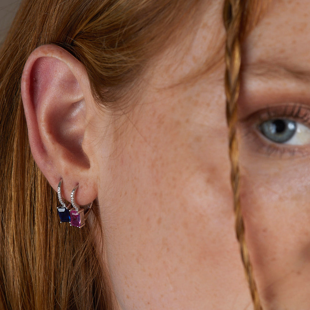 Pendientes aro de plata con circonitas rosa claro y blancas, elegantes y sofisticados, con un aro de 1,1 cm de diámetro.