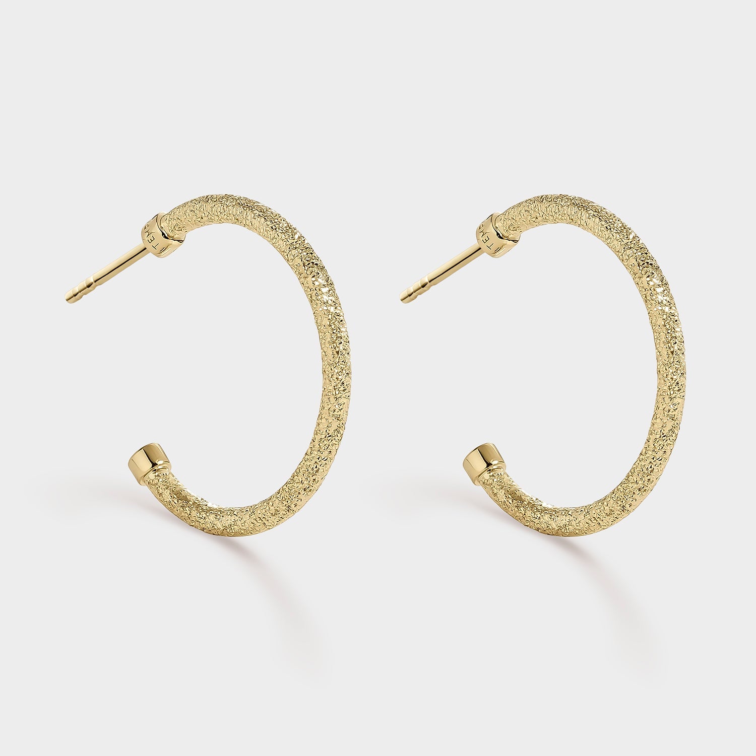 Pendientes aros de 25 mm en oro brillante con textura elegante, perfectos para cualquier ocasión.