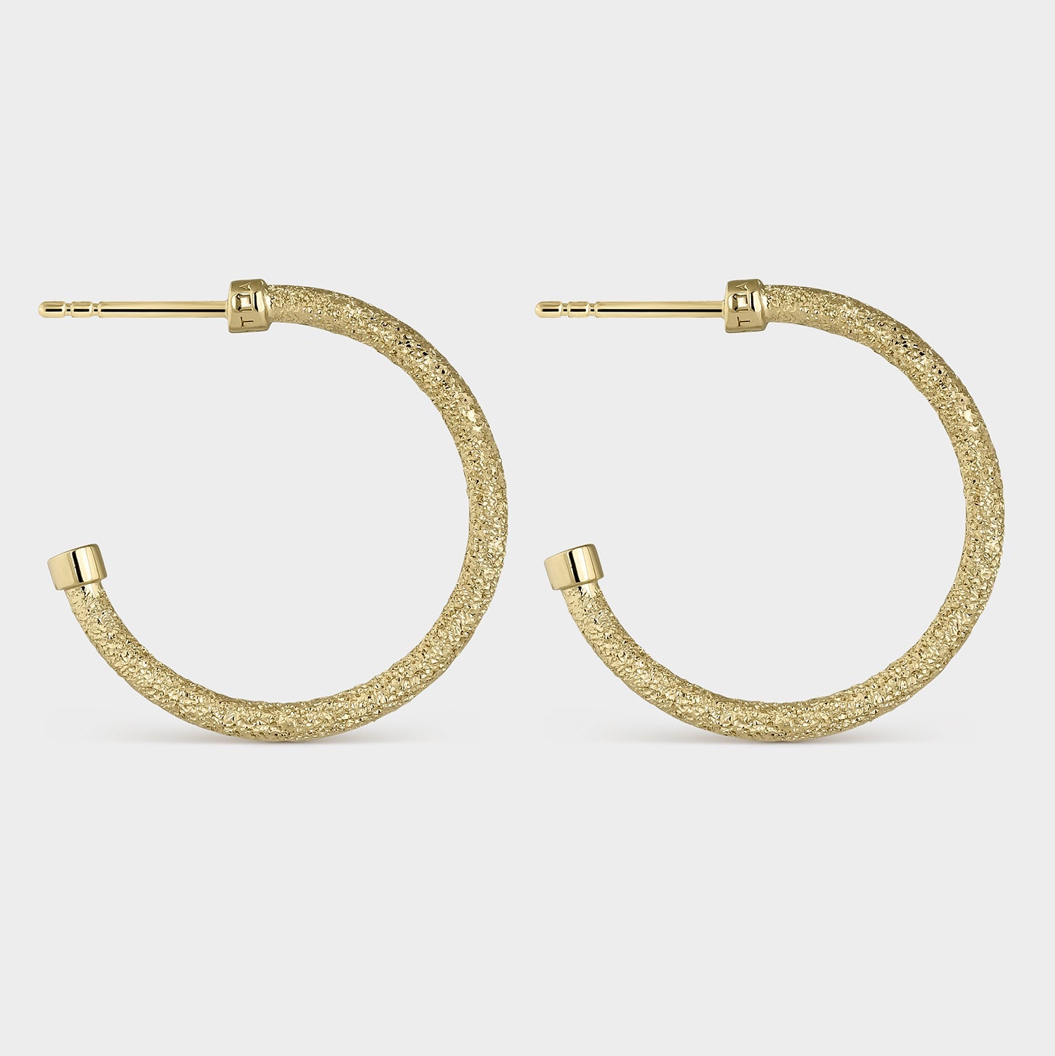 Pendientes aros de 25 mm en oro brillante con textura elegante, perfectos para cualquier ocasión.