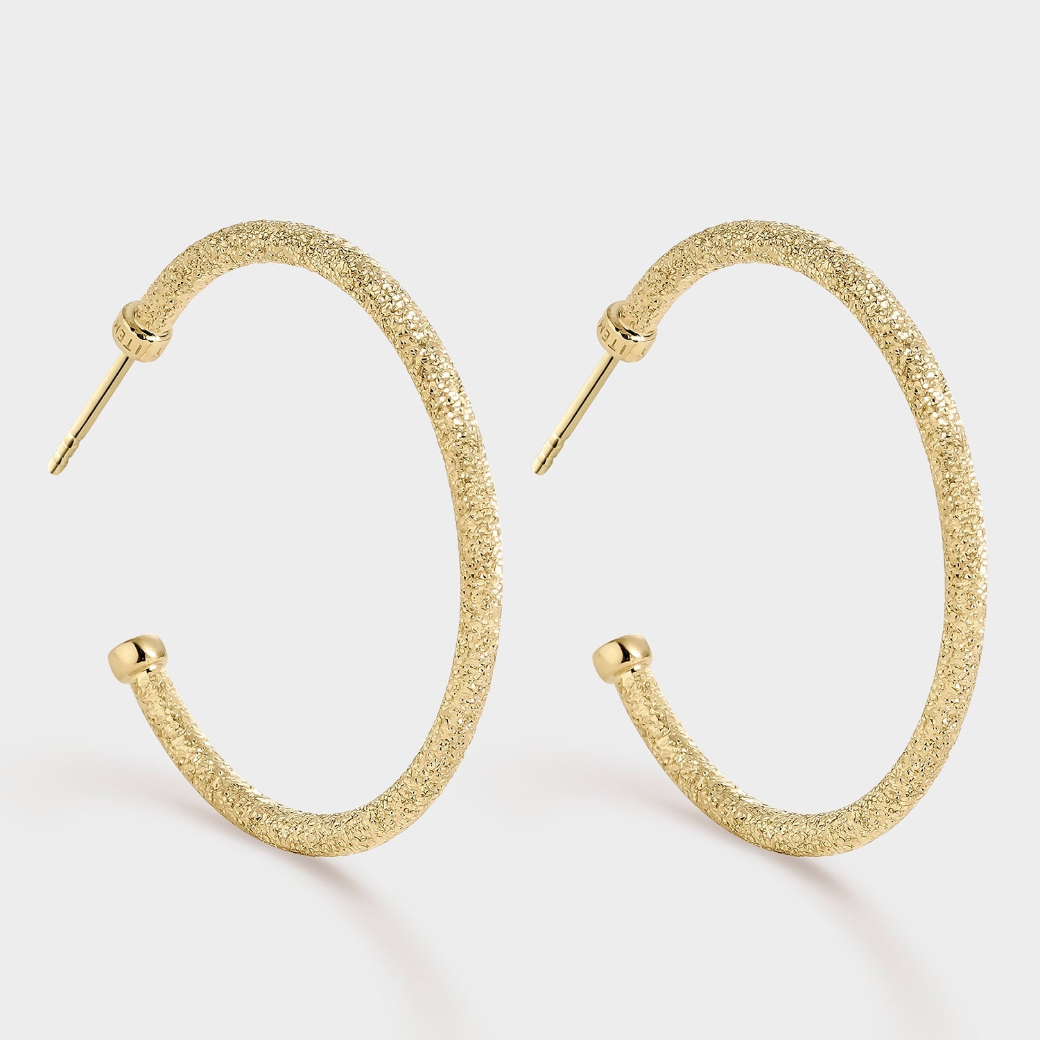 Pendientes aros de 34 mm en oro brillante con textura elegante, perfectos para cualquier ocasión.