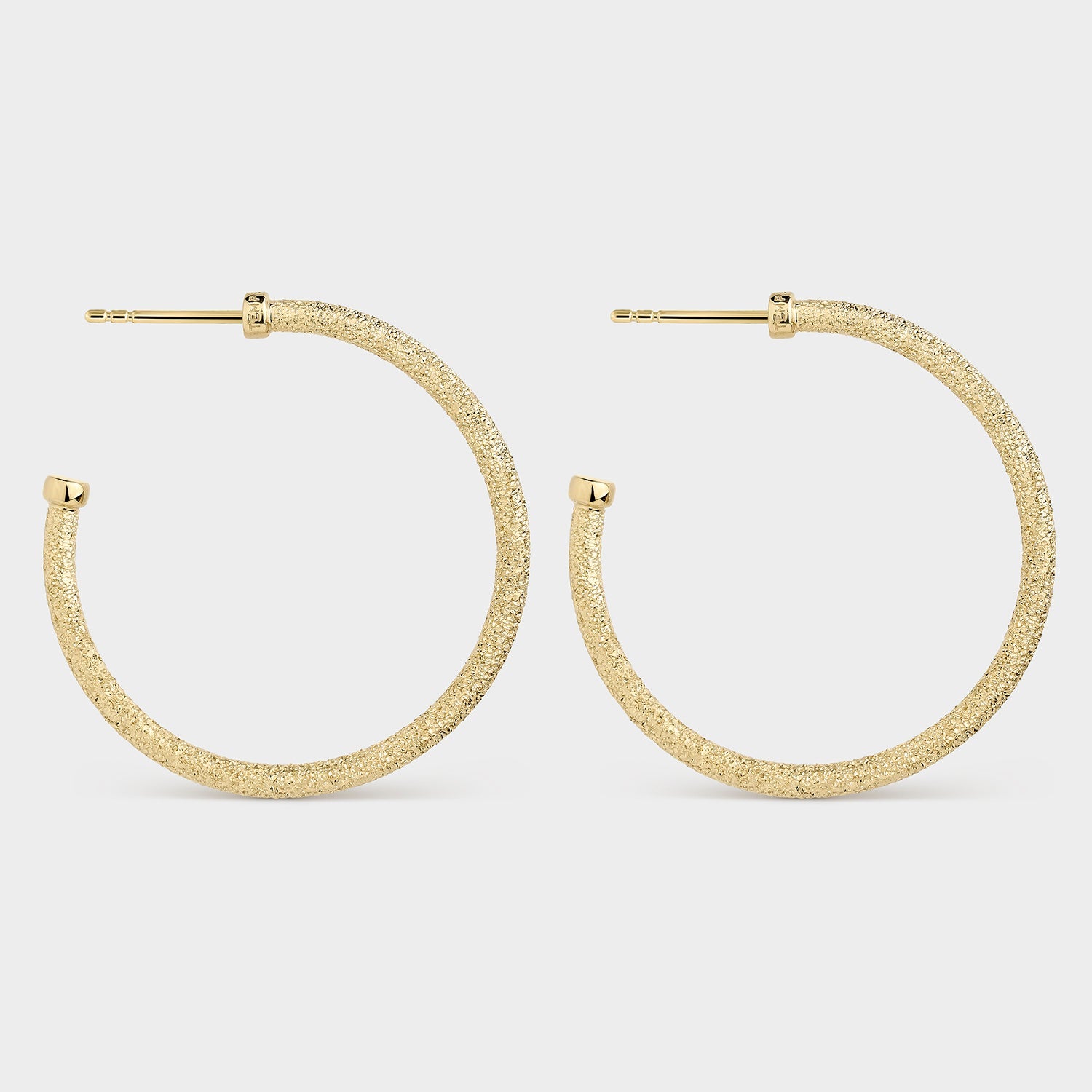 Pendientes aros de 34 mm en oro brillante con textura elegante, perfectos para cualquier ocasión.