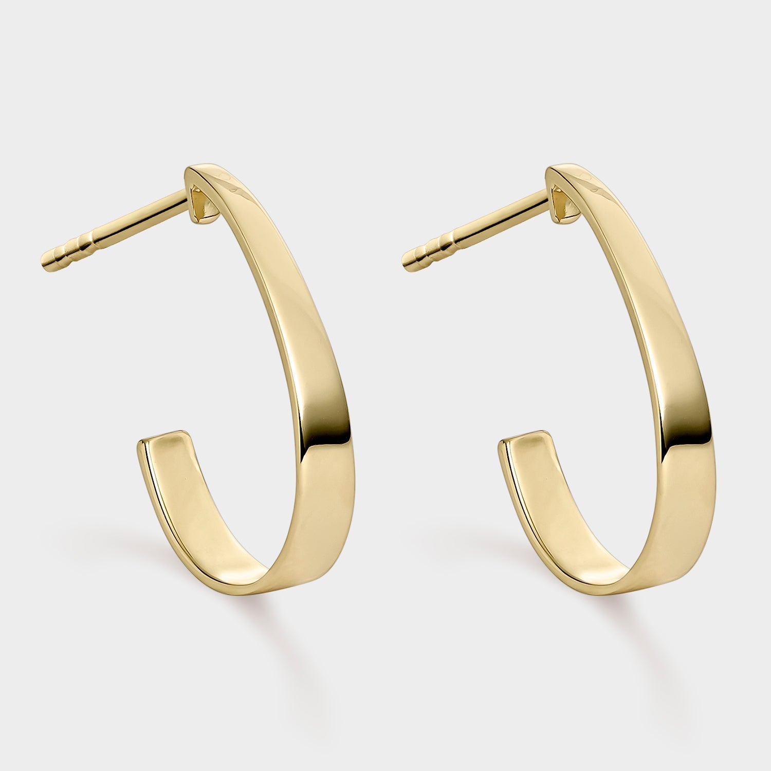 Pendientes aros abiertos en oro amarillo de 18K, con diseño moderno y elegante, perfectos para cualquier ocasión.