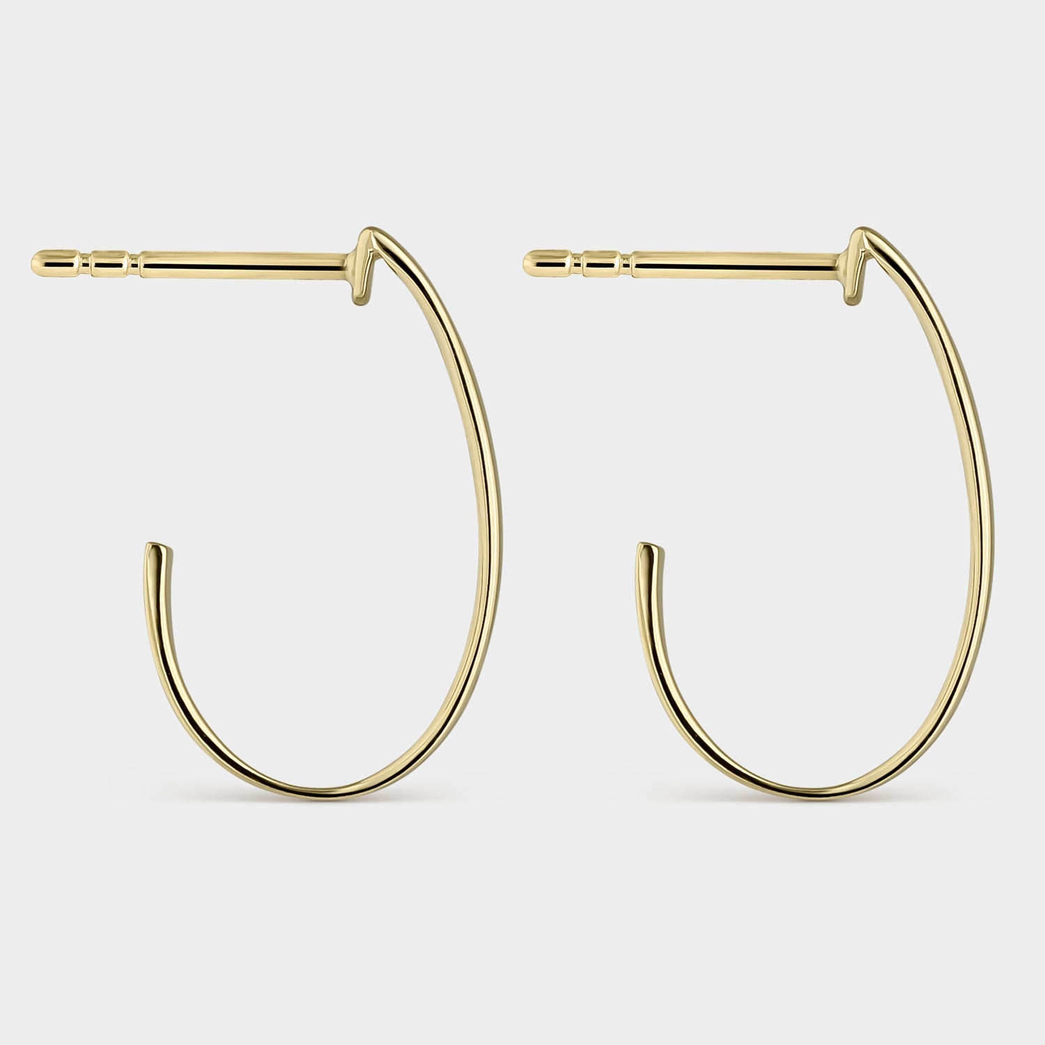 Pendientes aros abiertos en oro amarillo de 18K, con diseño moderno y elegante, perfectos para cualquier ocasión.