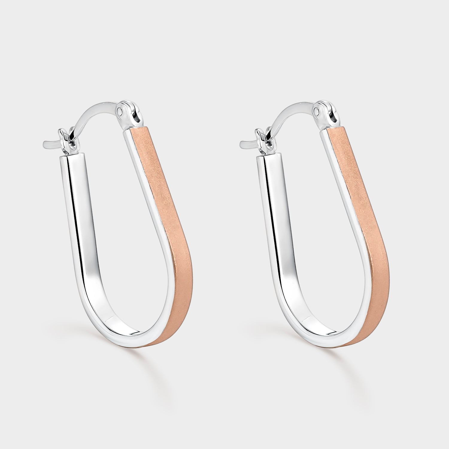 Pendientes aros alargados bicolor en oro rosa, con textura mate y diseño elegante, perfectos para cualquier ocasión.