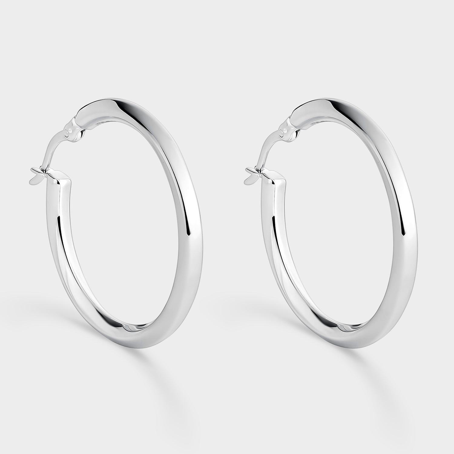 Pendientes aros cerrados en plata de 29mm, bañados en oro de 18K, con un diseño elegante y atemporal.