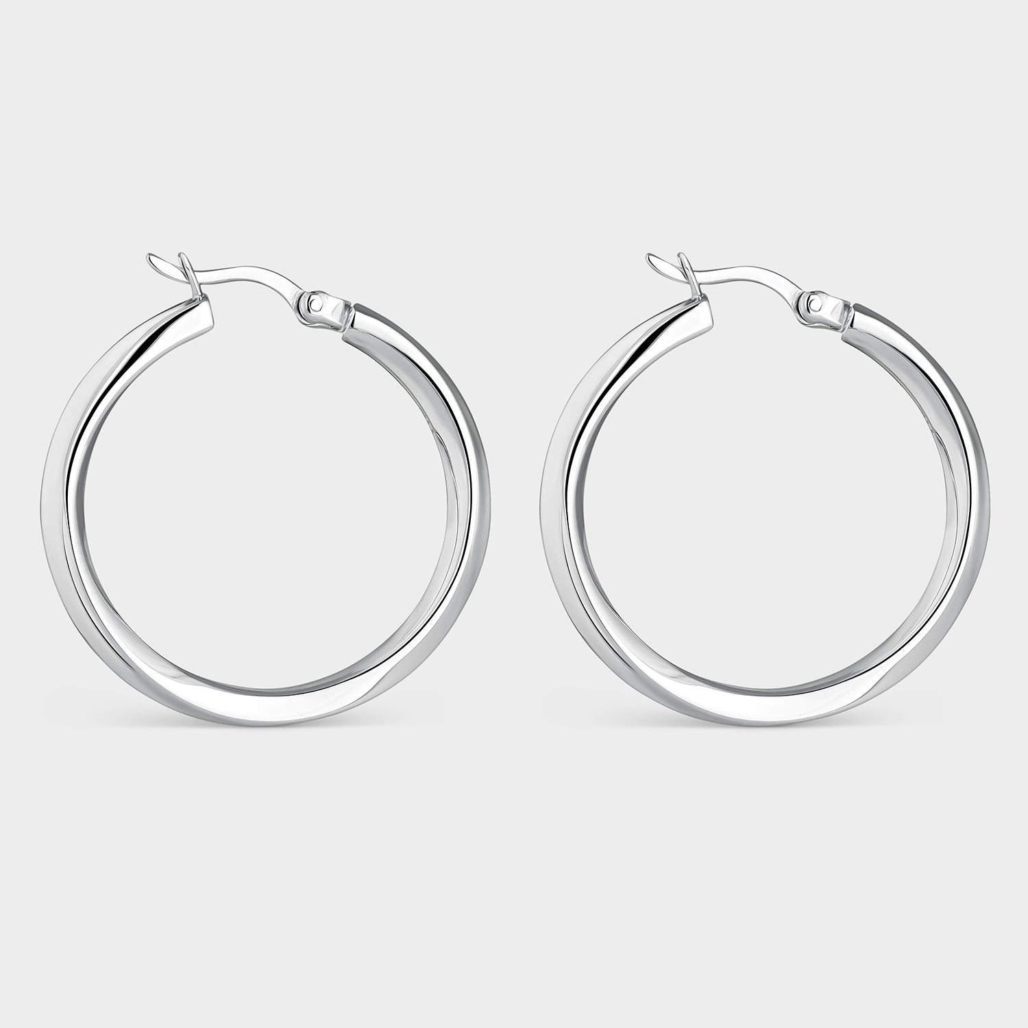 Pendientes aros cerrados en plata de 29mm, bañados en oro de 18K, con un diseño elegante y atemporal.