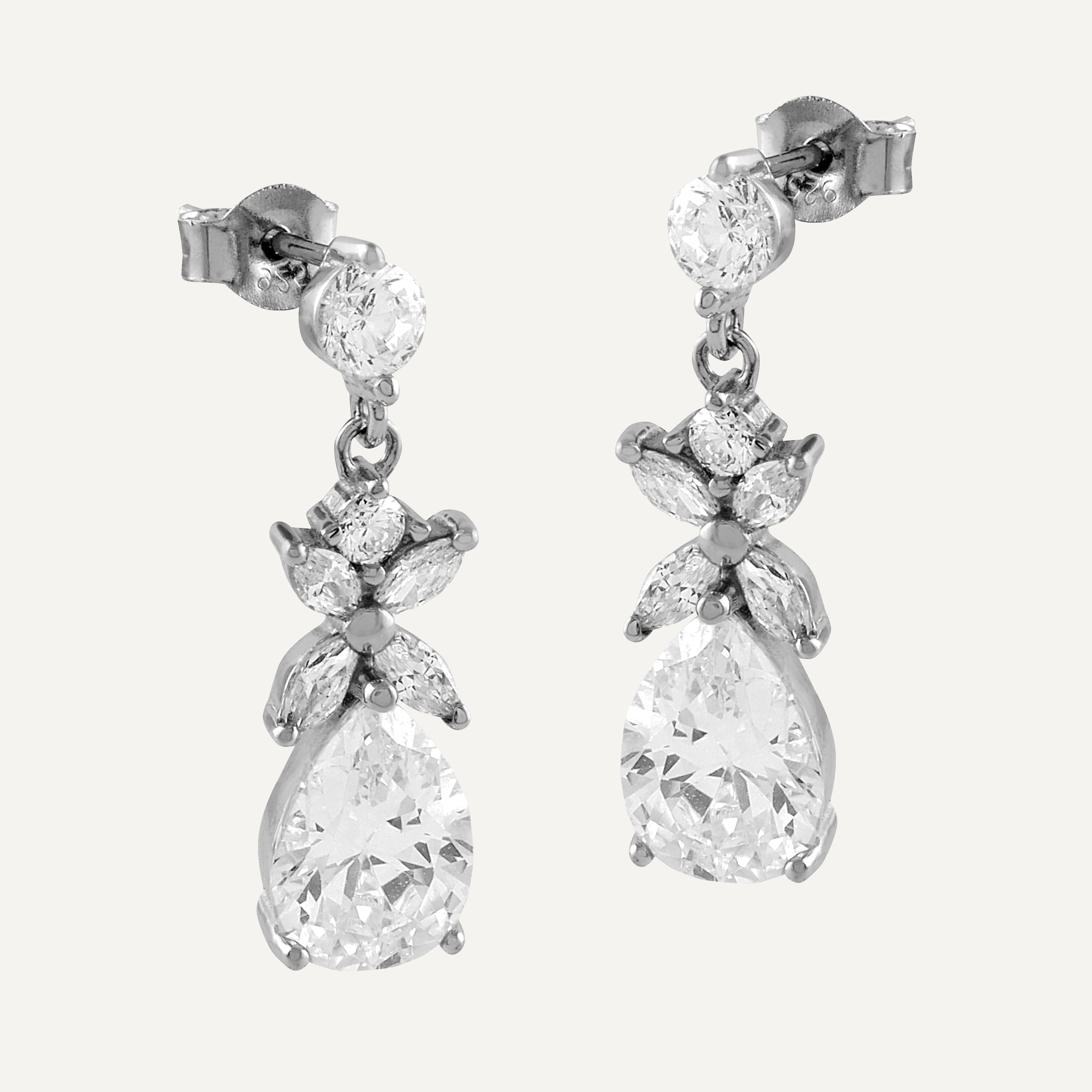 Pendientes de plata con circonitas blancas en forma de gota, brillantes y elegantes, perfectos para cualquier ocasión.