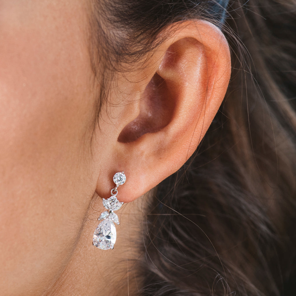 Pendientes de plata con circonitas blancas en forma de gota, brillantes y elegantes, perfectos para cualquier ocasión.