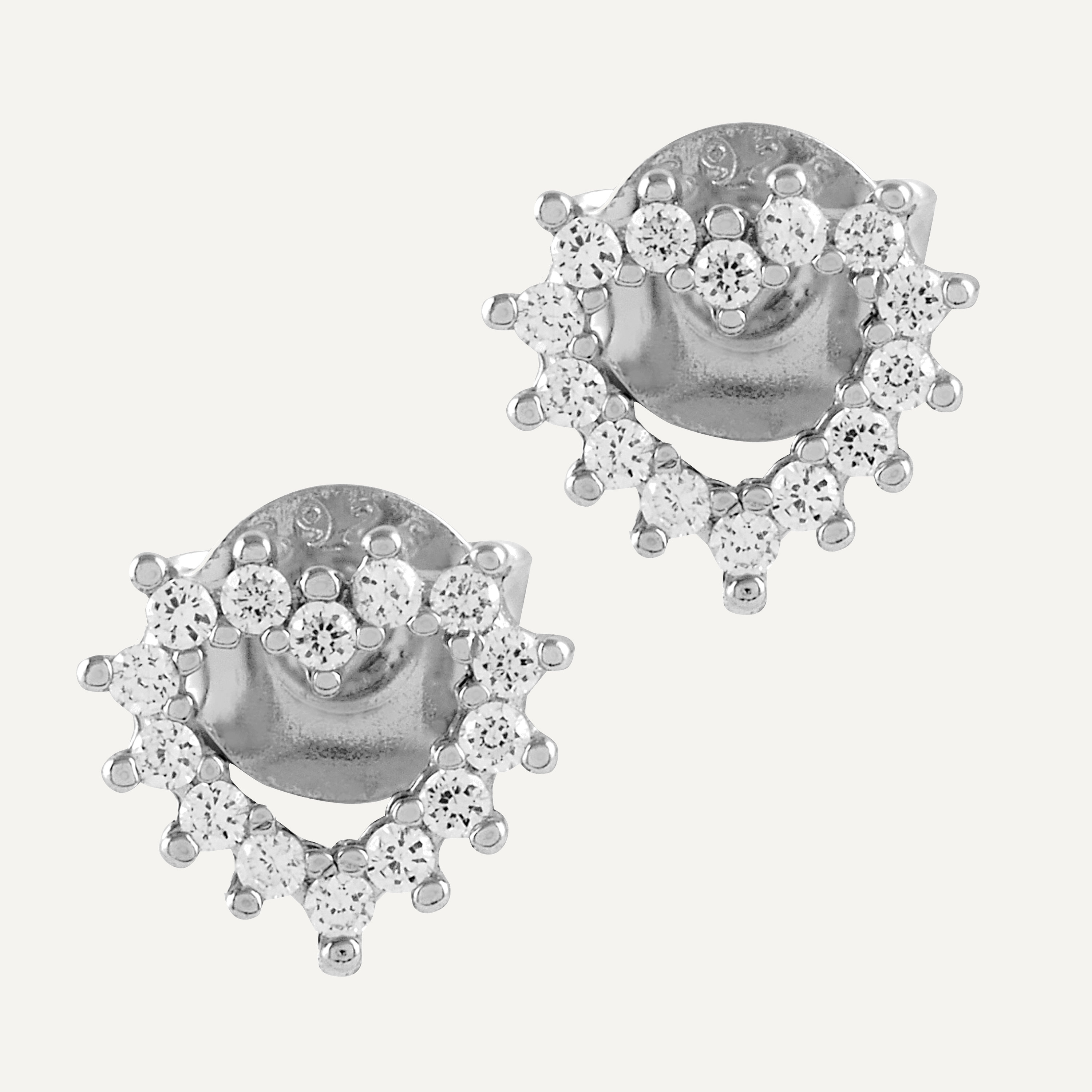 Pendientes de plata en forma de corona de corazón con circonitas blancas, elegantes y brillantes.