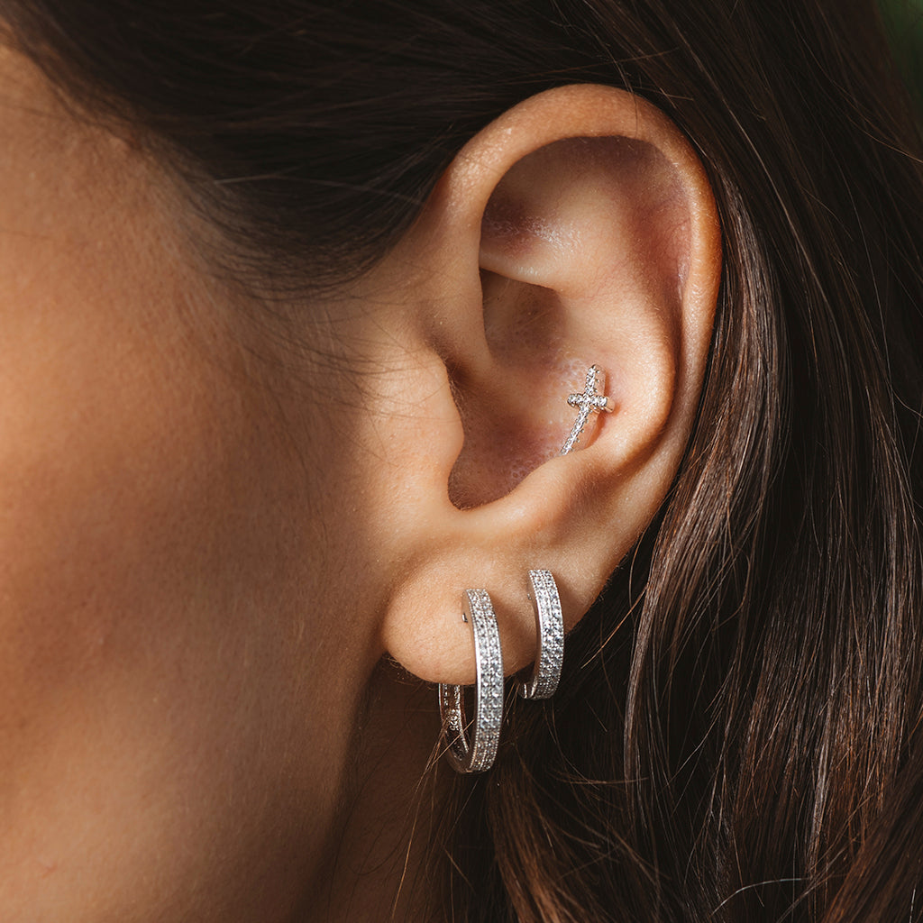 Pendientes criolla pequeños de plata con circonitas blancas, elegantes y discretos, ideales para cualquier ocasión.