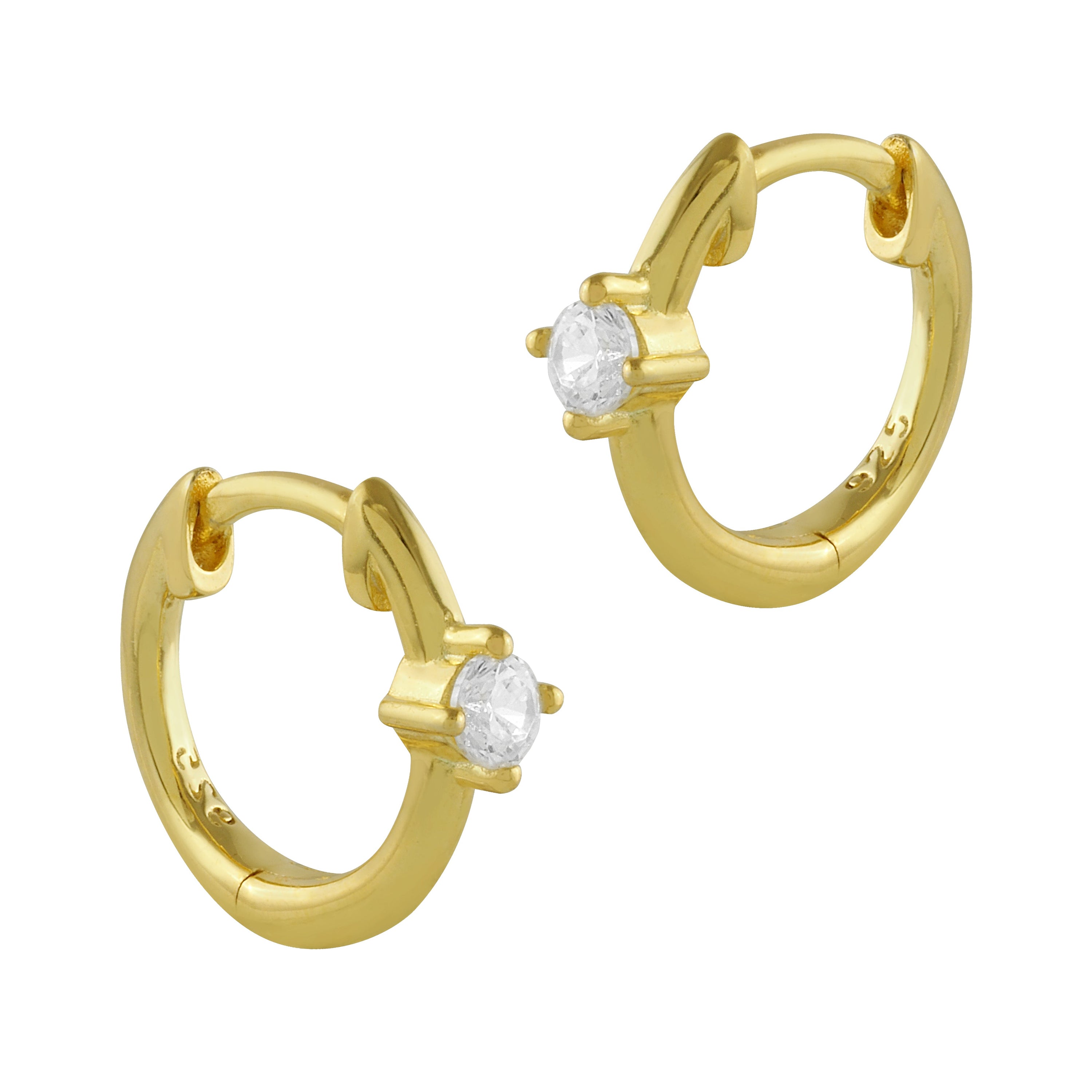 Pendientes criollas de plata bañada en oro con circonitas en forma de rombo, brillantes y elegantes, perfectos para cualquier ocasión.