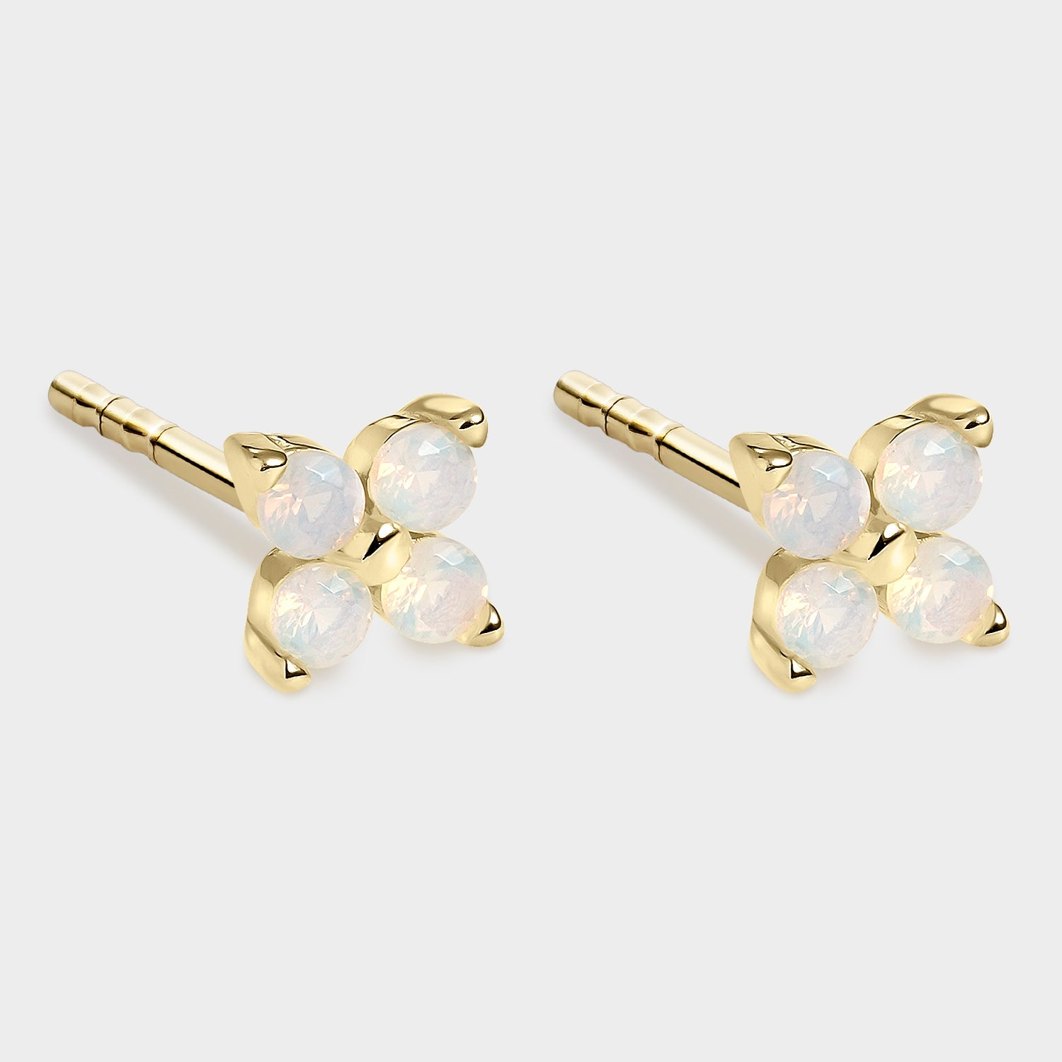 Pendientes de flor bañados en oro amarillo de 18K con ópalos blancos, elegantes y delicados.