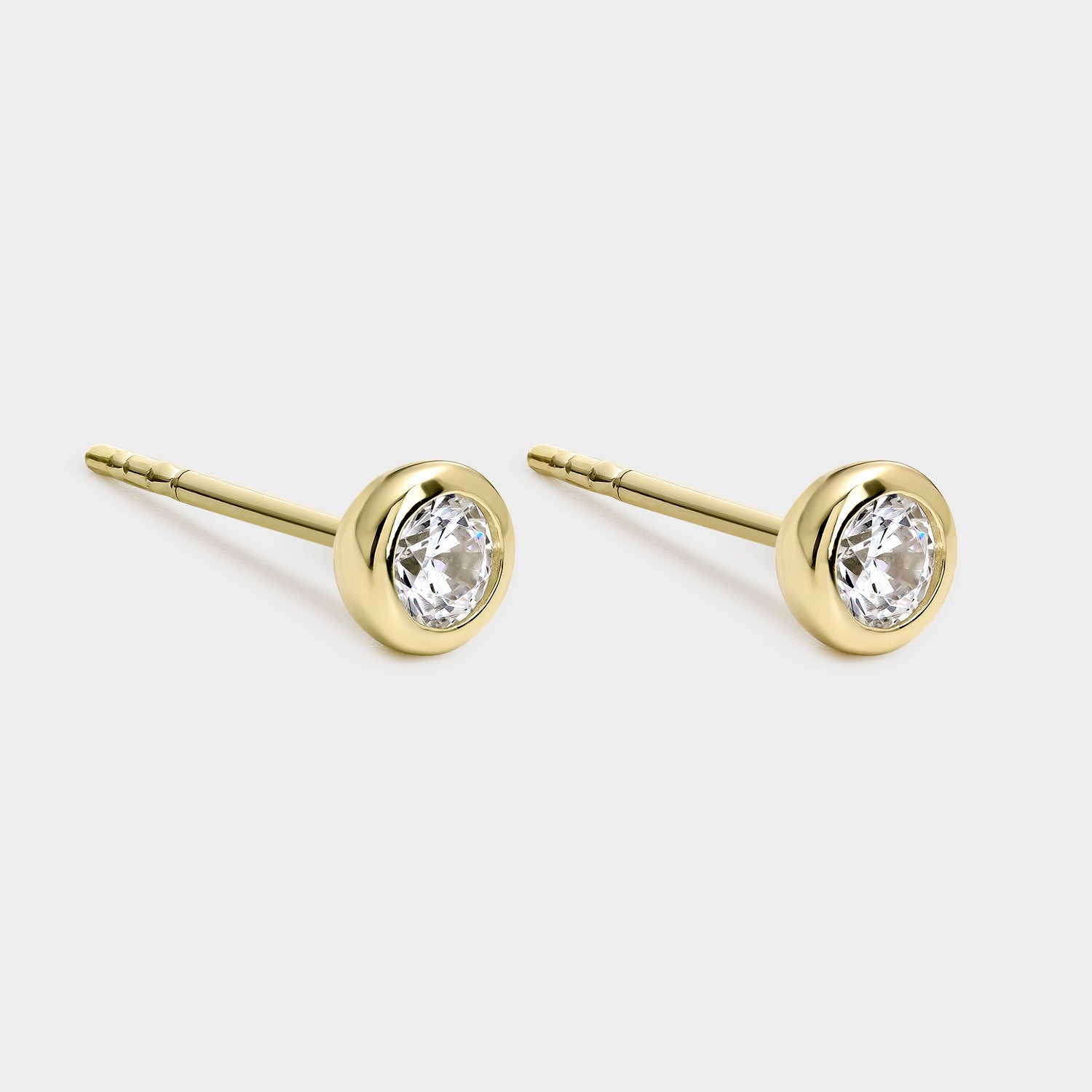 Pendientes de plata chapado en oro amarillo con circonita brillante de 3,8 mm, elegantes y ligeros.