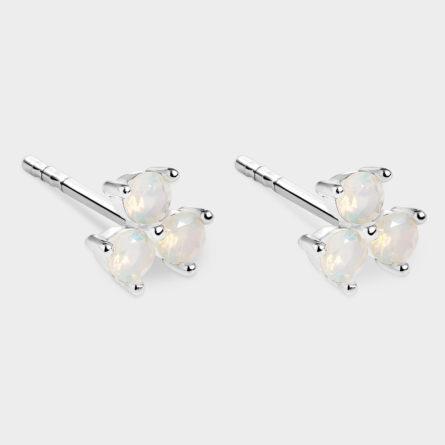 Pendientes de plata con ópalos blancos engastados en garras, brillantes y elegantes, perfectos para cualquier ocasión.