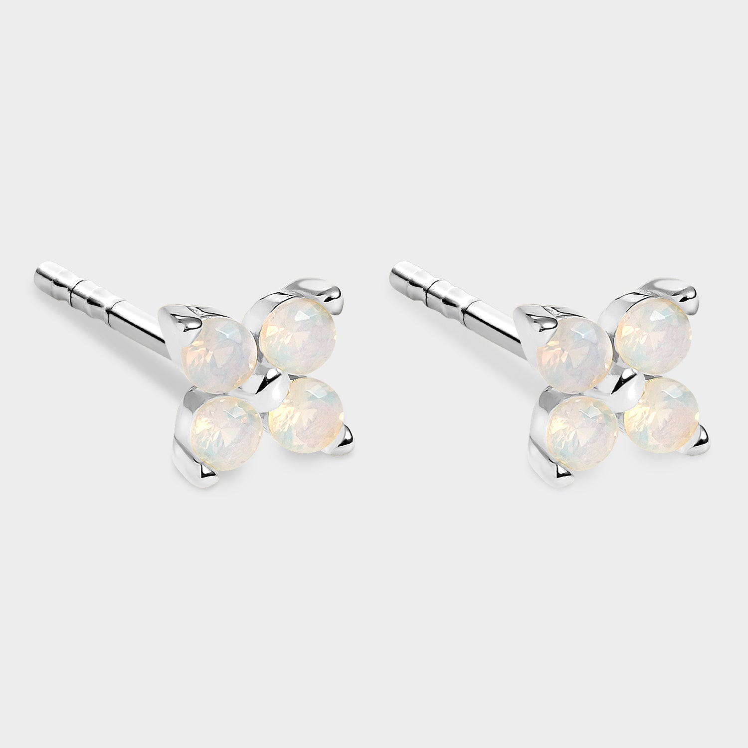 Pendientes de plata con cuatro ópalos blancos en forma de flor, brillantes y elegantes.