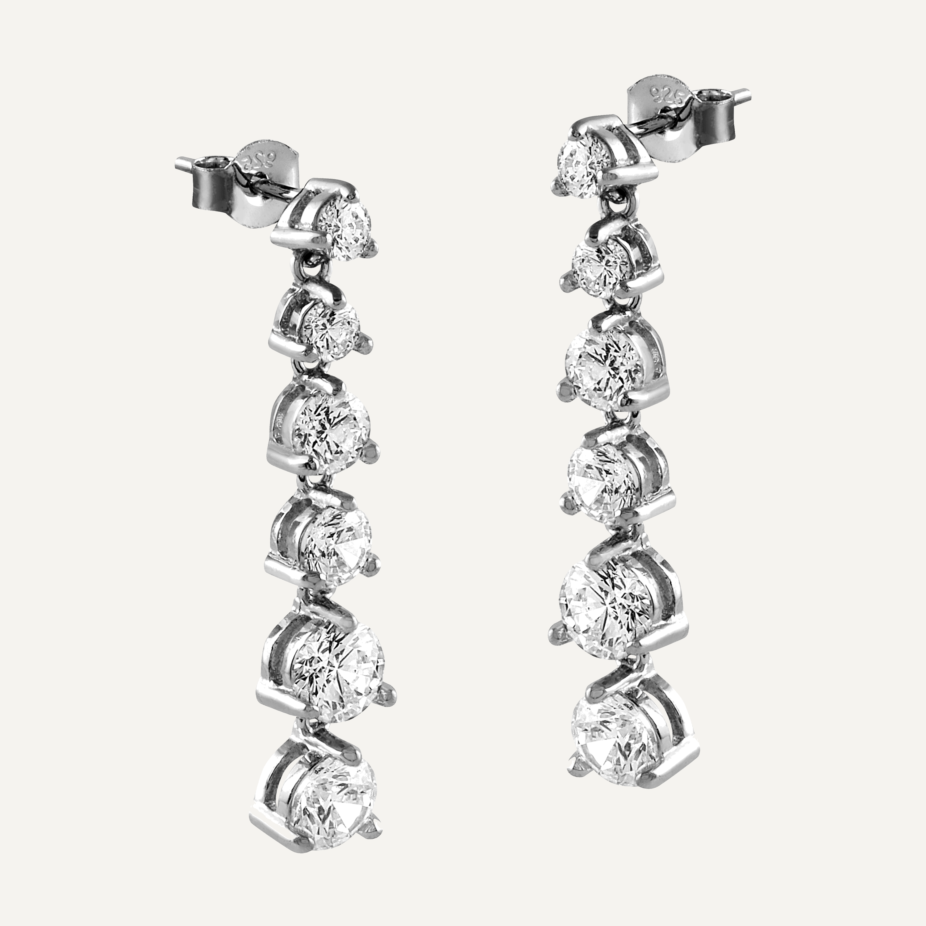 Pendientes de plata en cascada con circonitas blancas brillantes, mostrando su elegante diseño y brillo.