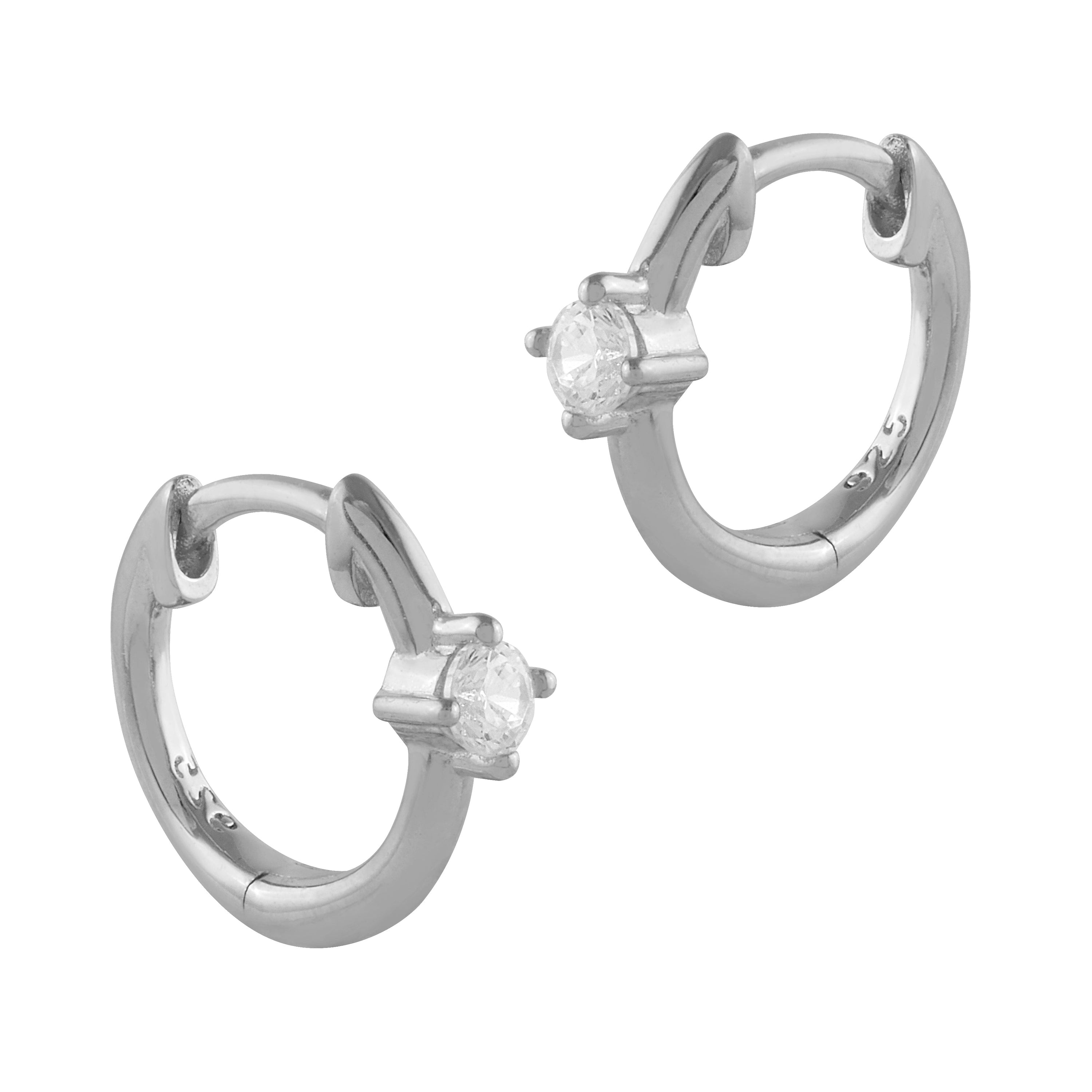 Pendientes de plata con circonitas en forma de rombo, brillantes y elegantes, perfectos para cualquier ocasión.