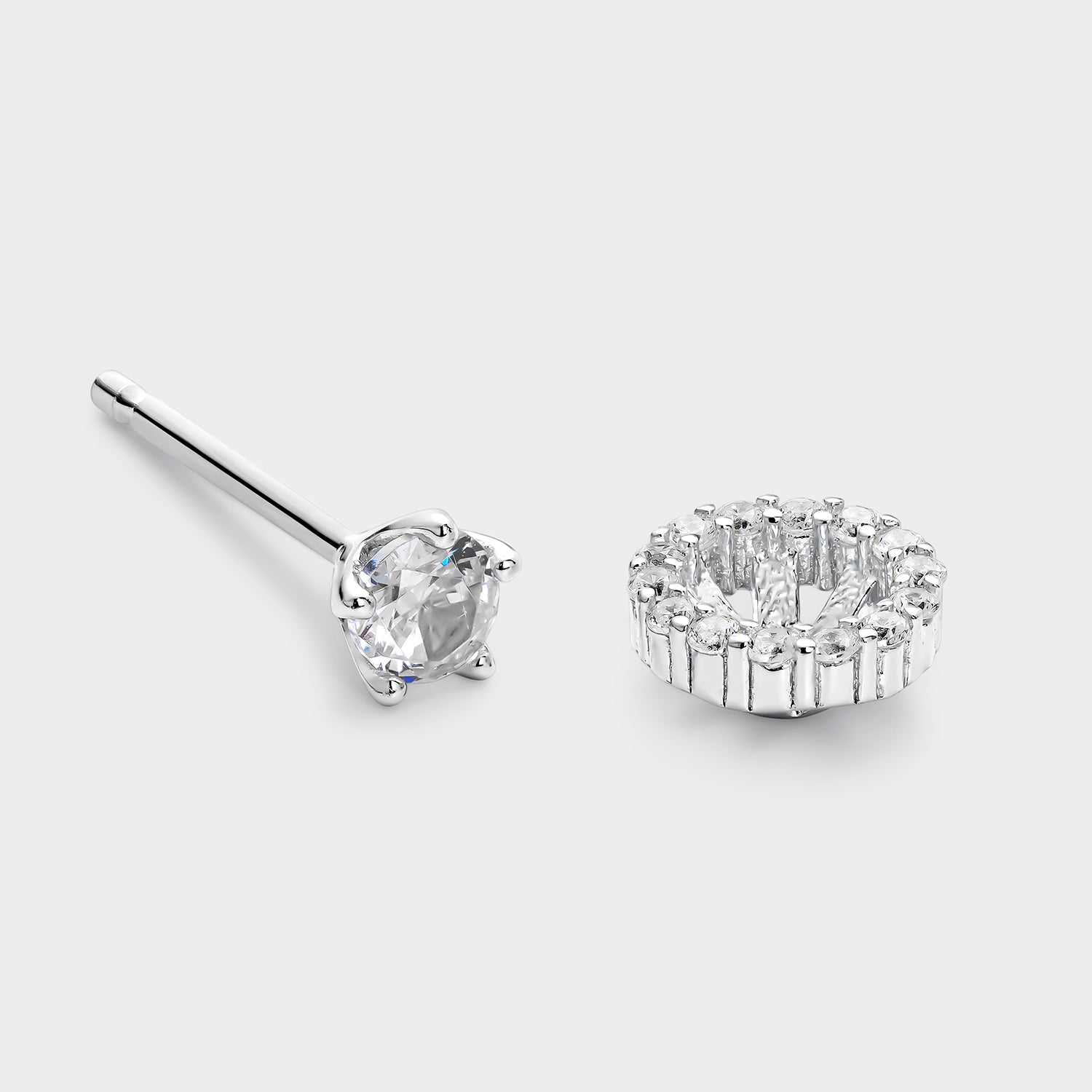 Pendientes desmontables de plata con circonitas brillantes en diseño de 5 garras, perfectos para ocasiones elegantes.