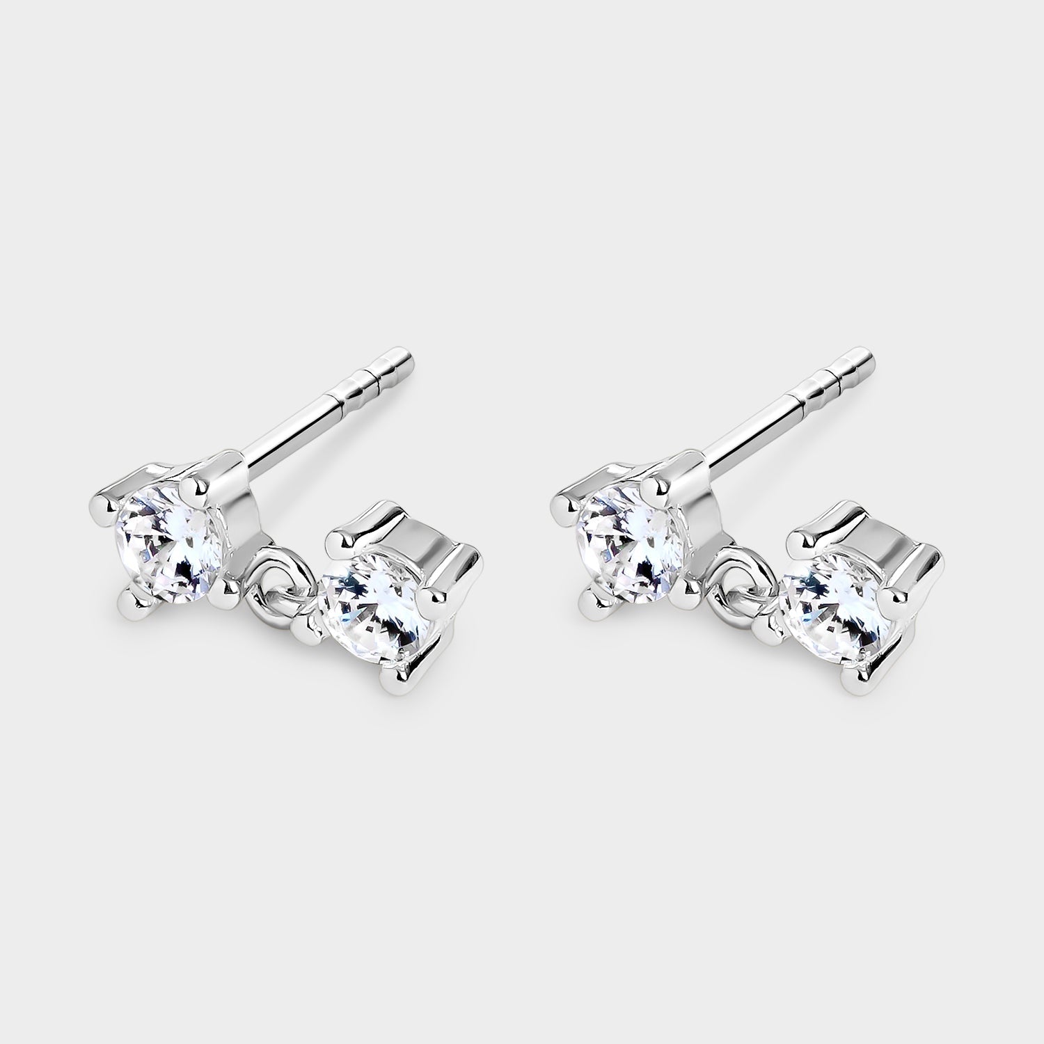 Pendientes de plata con eslabones y circonitas blancas brillantes, perfectos para cualquier ocasión.