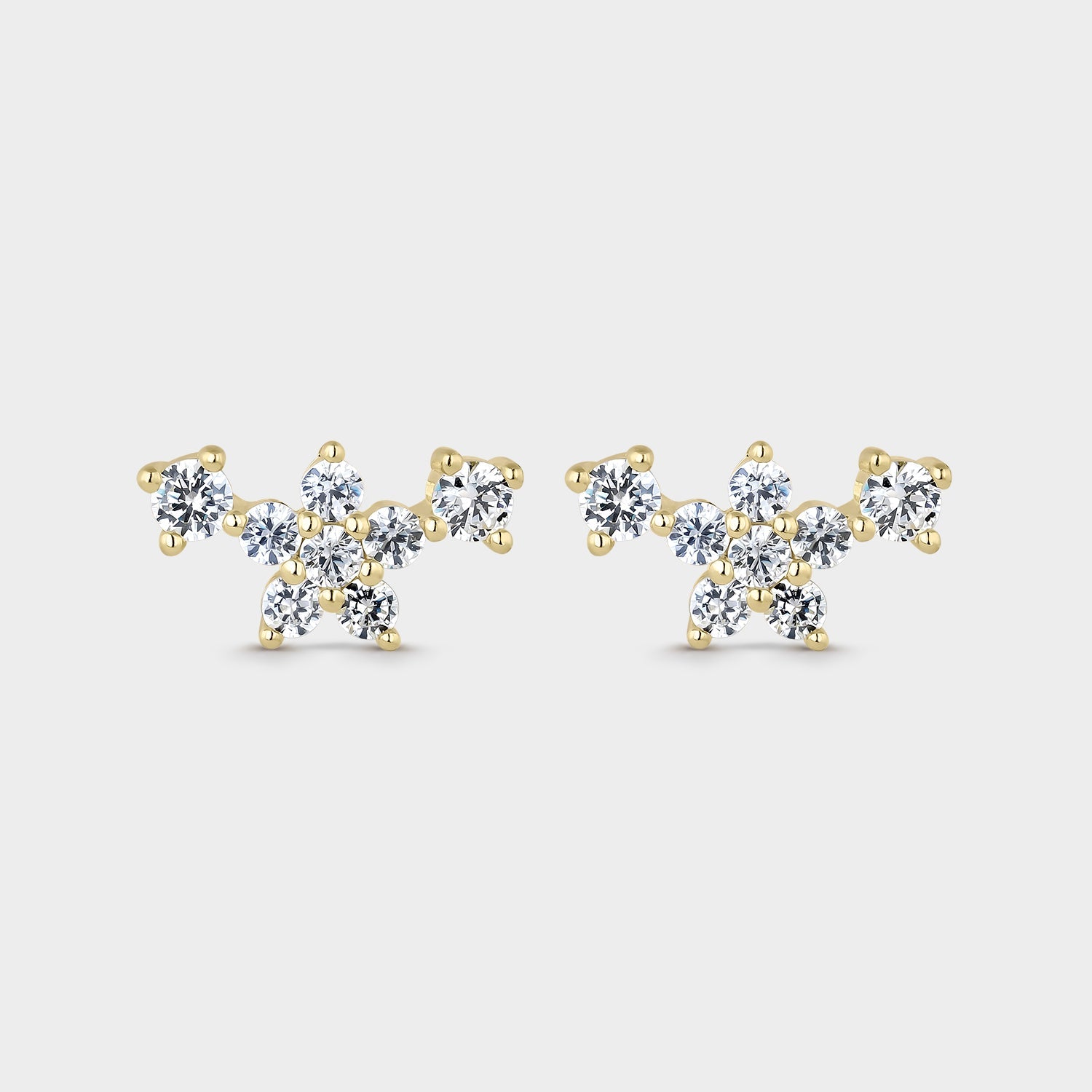 Pendientes en forma de flor bañados en oro de 18K con circonitas blancas brillantes, perfectos para ocasiones elegantes.