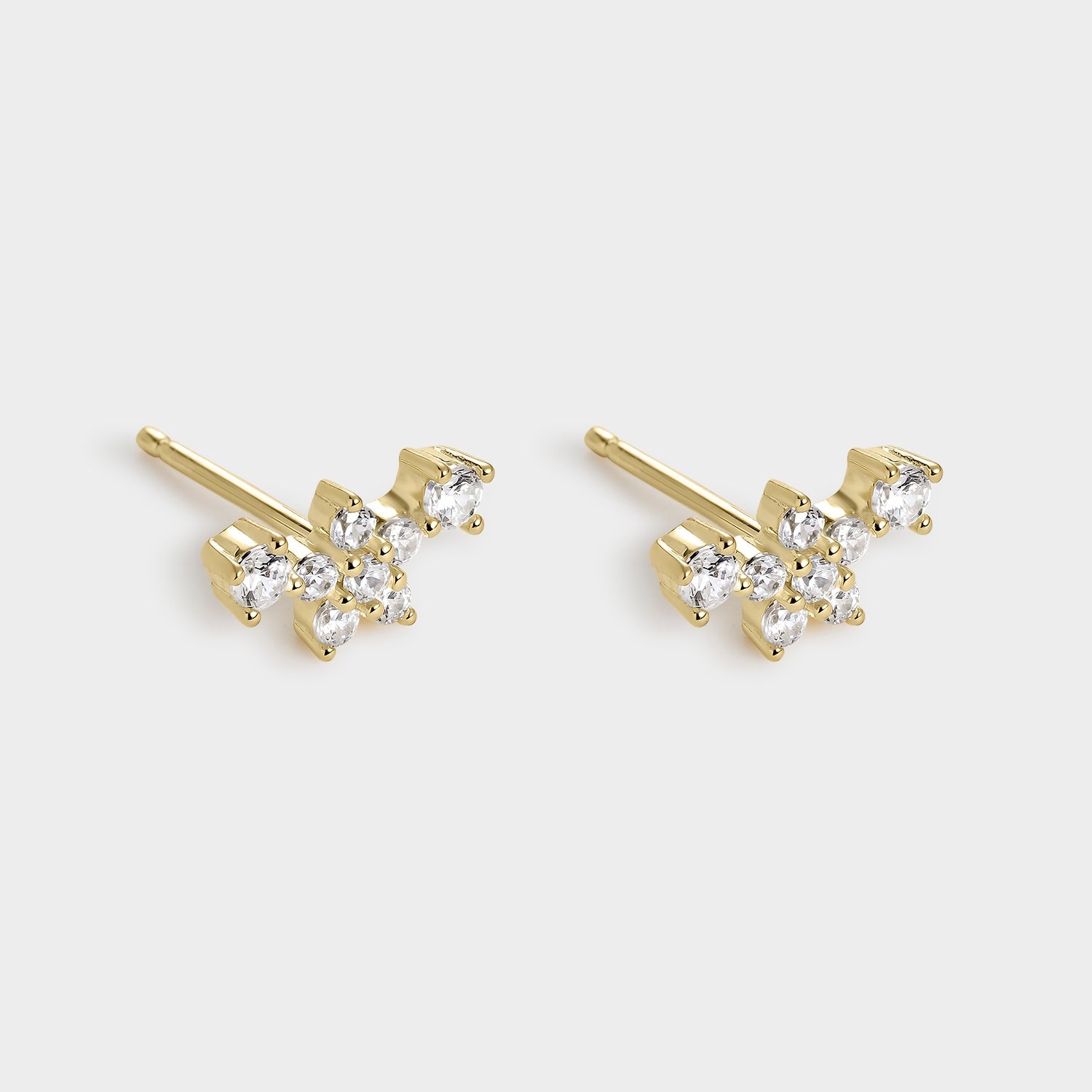 Pendientes en forma de flor bañados en oro de 18K con circonitas blancas brillantes, perfectos para ocasiones elegantes.