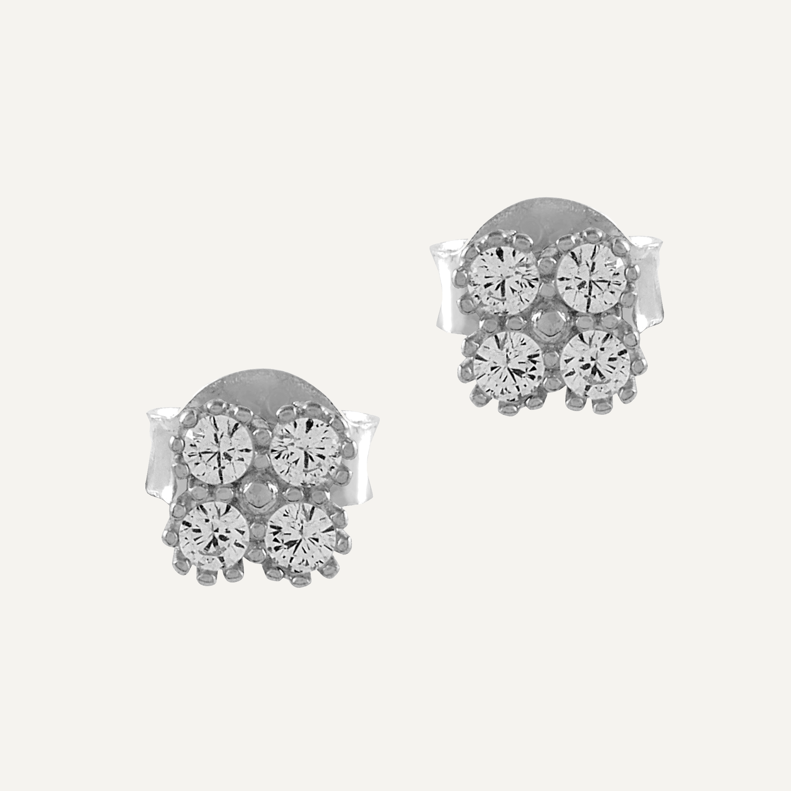 Pendientes de plata en forma de flor con circonitas blancas brillantes, elegantes y sofisticados.