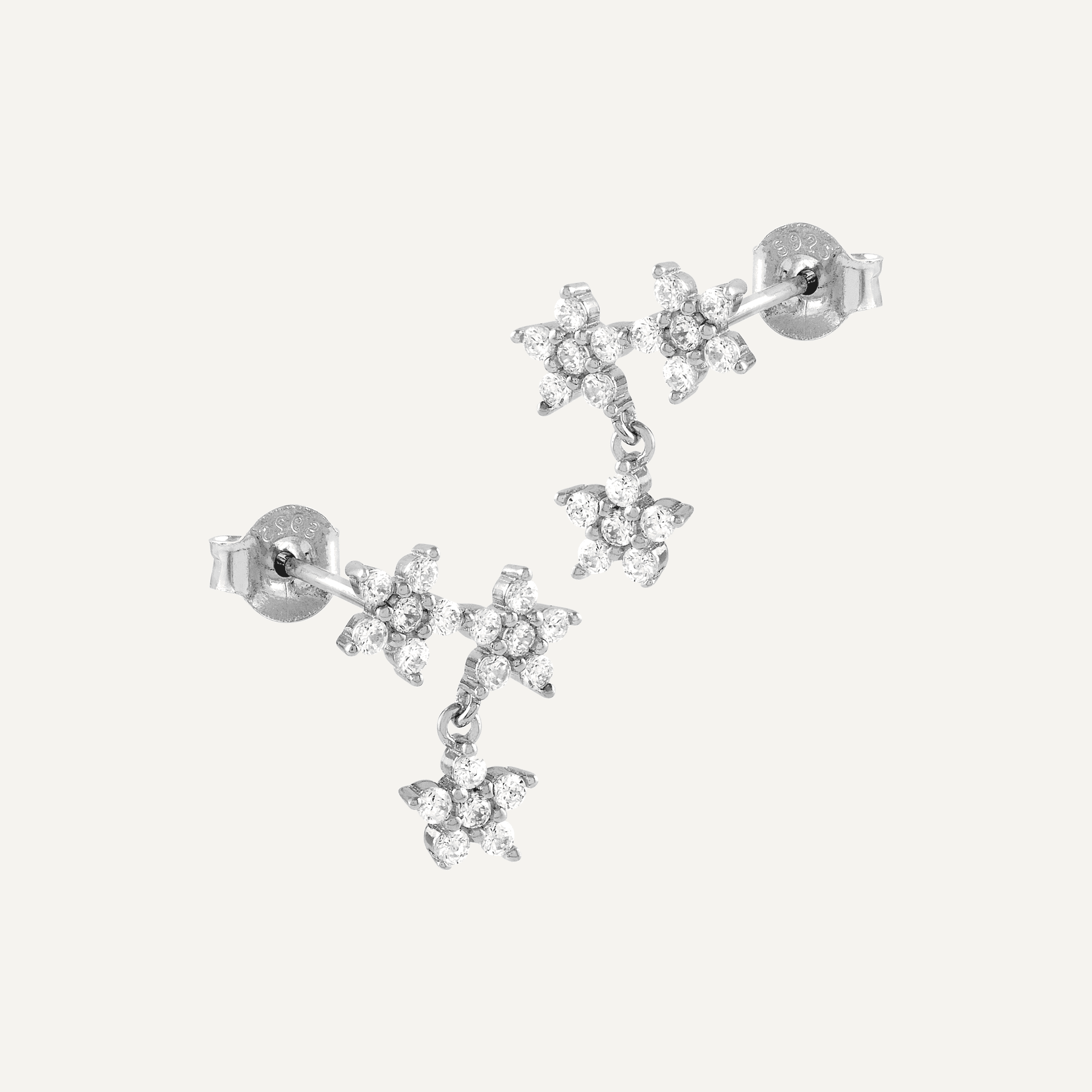 Pendientes de flores de plata con circonitas blancas brillantes, elegantes y sofisticados, perfectos para cualquier ocasión.