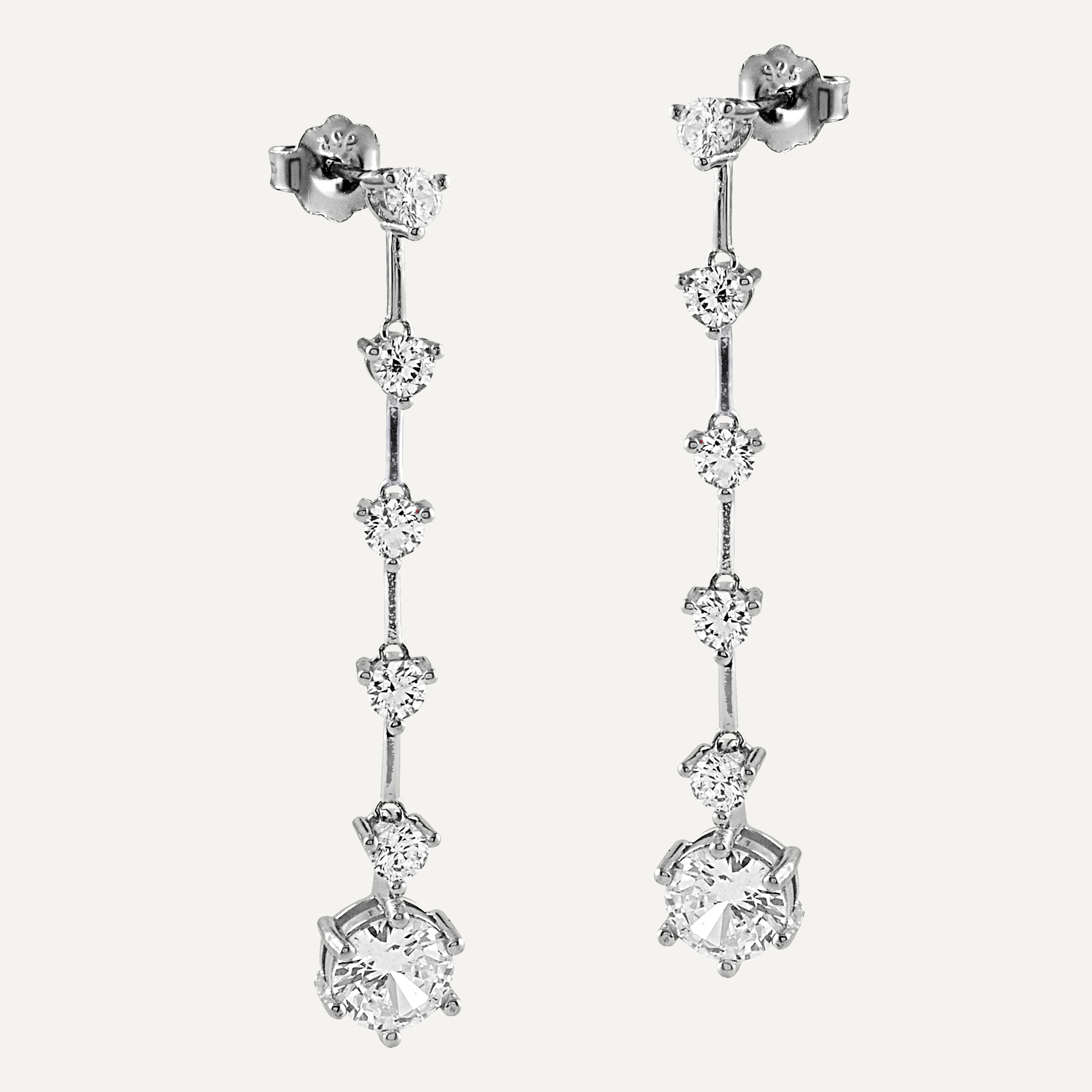 Pendientes largos de plata con circonita blanca, mostrando su diseño elegante y brillante.