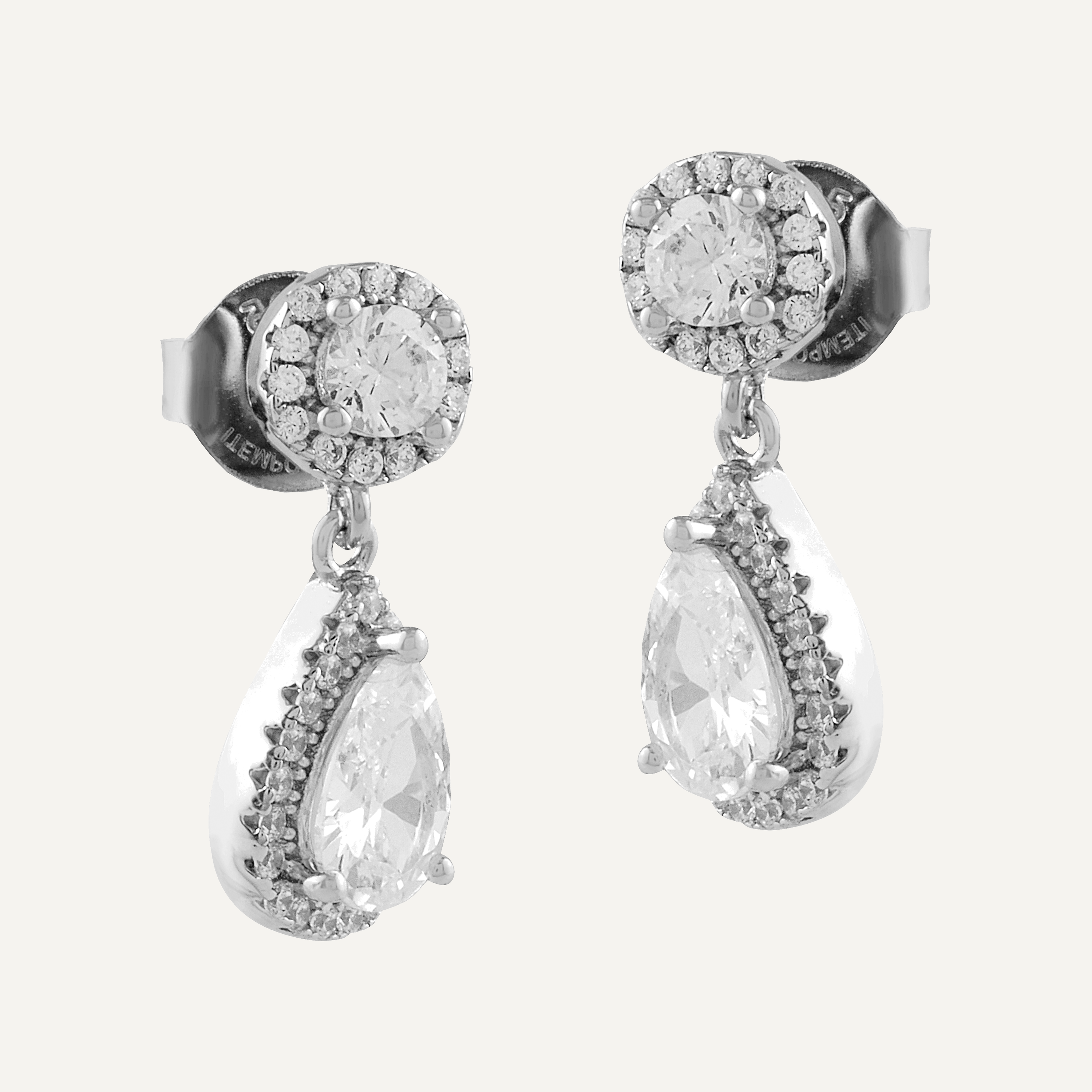 Pendientes lágrima de plata con circonitas blancas, elegantes y brillantes, perfectos para ocasiones especiales.