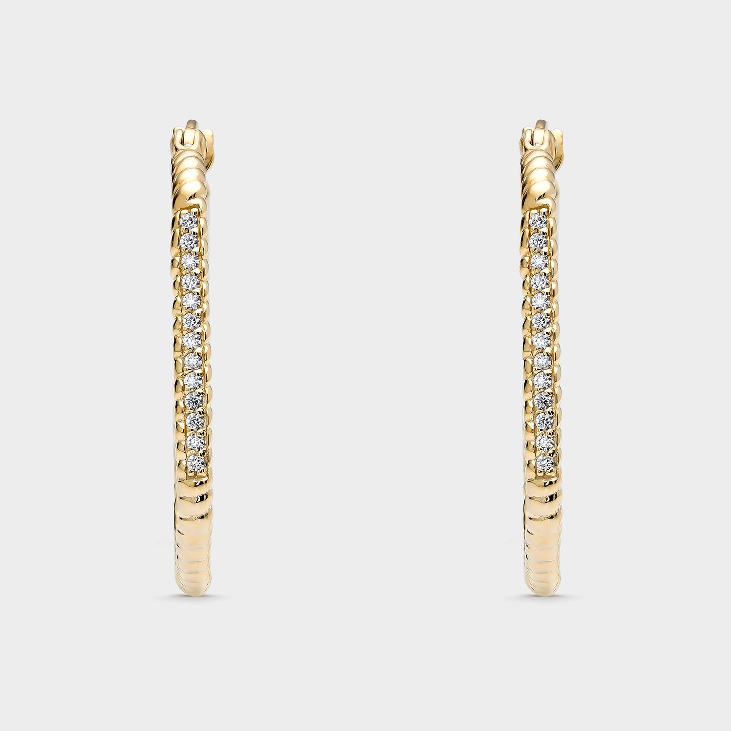 Pendientes de plata bañados en oro amarillo de 18K con diseño rectangular y circonitas blancas brillantes, perfectos para cualquier ocasión.