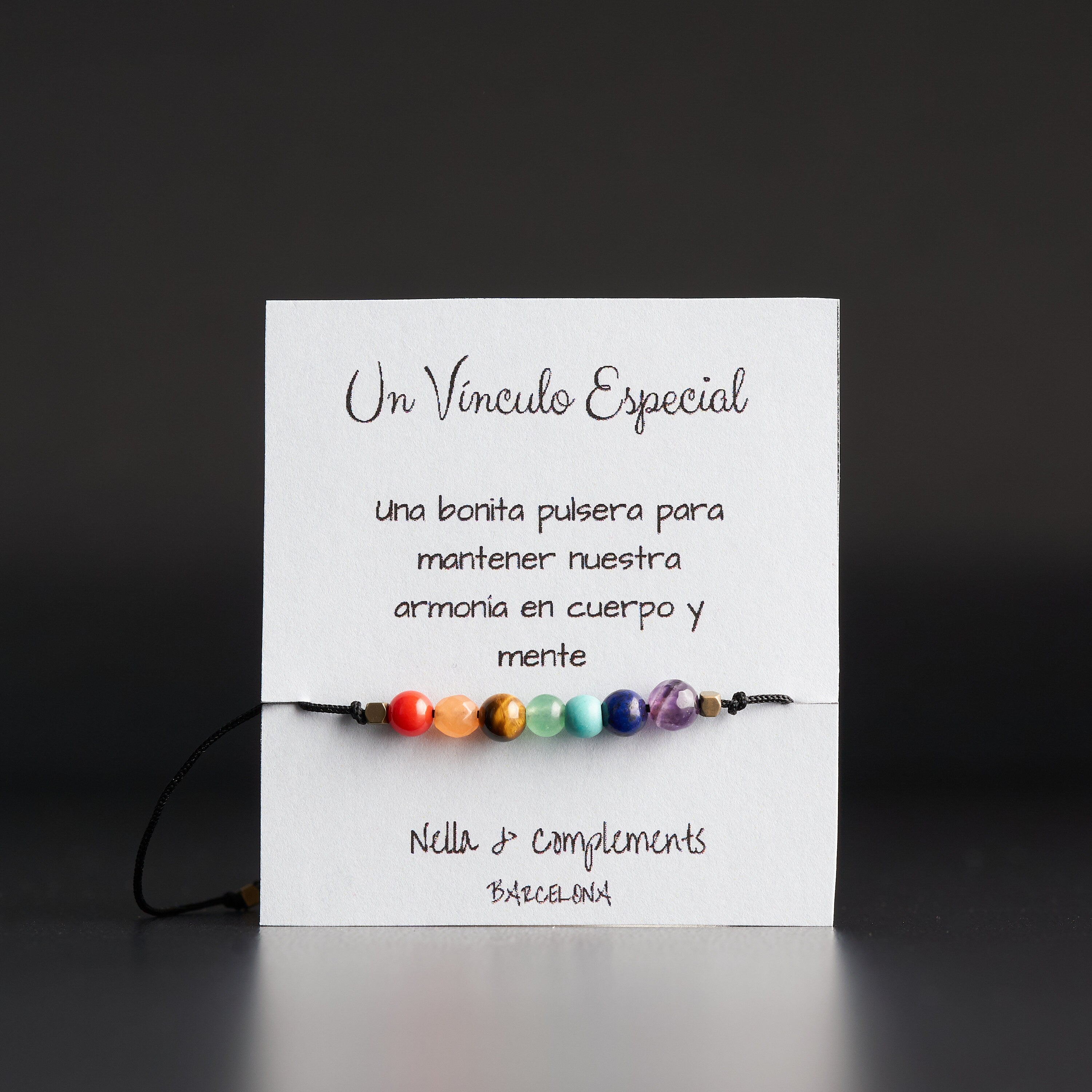 Pulsera de 7 chakras ajustable con piedras naturales en hilo negro, ideal para meditación y equilibrio energético.