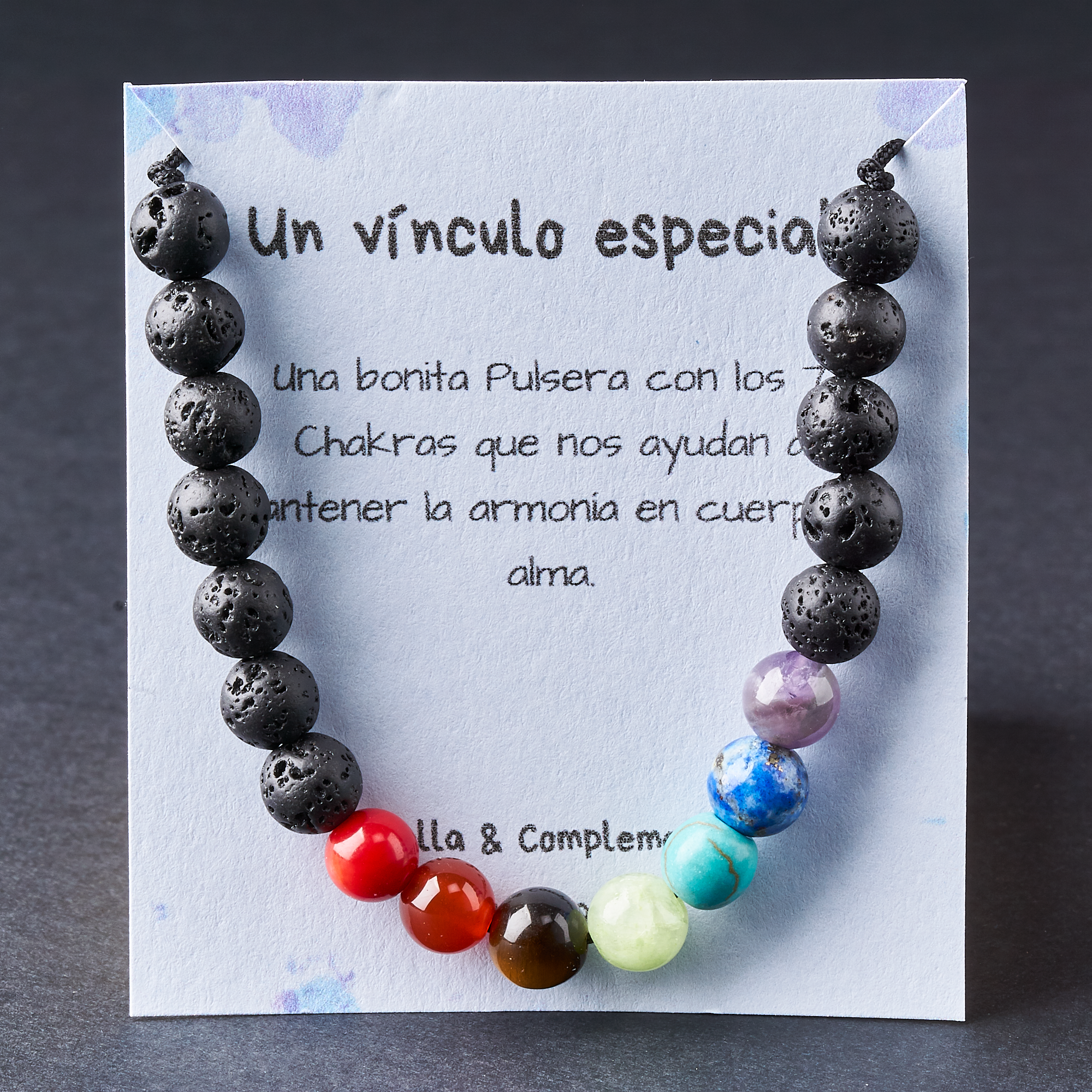 Pulsera ajustable de 7 chakras con piedras volcánicas negras, hecha a mano, ideal para equilibrar energías y lucir un estilo único.