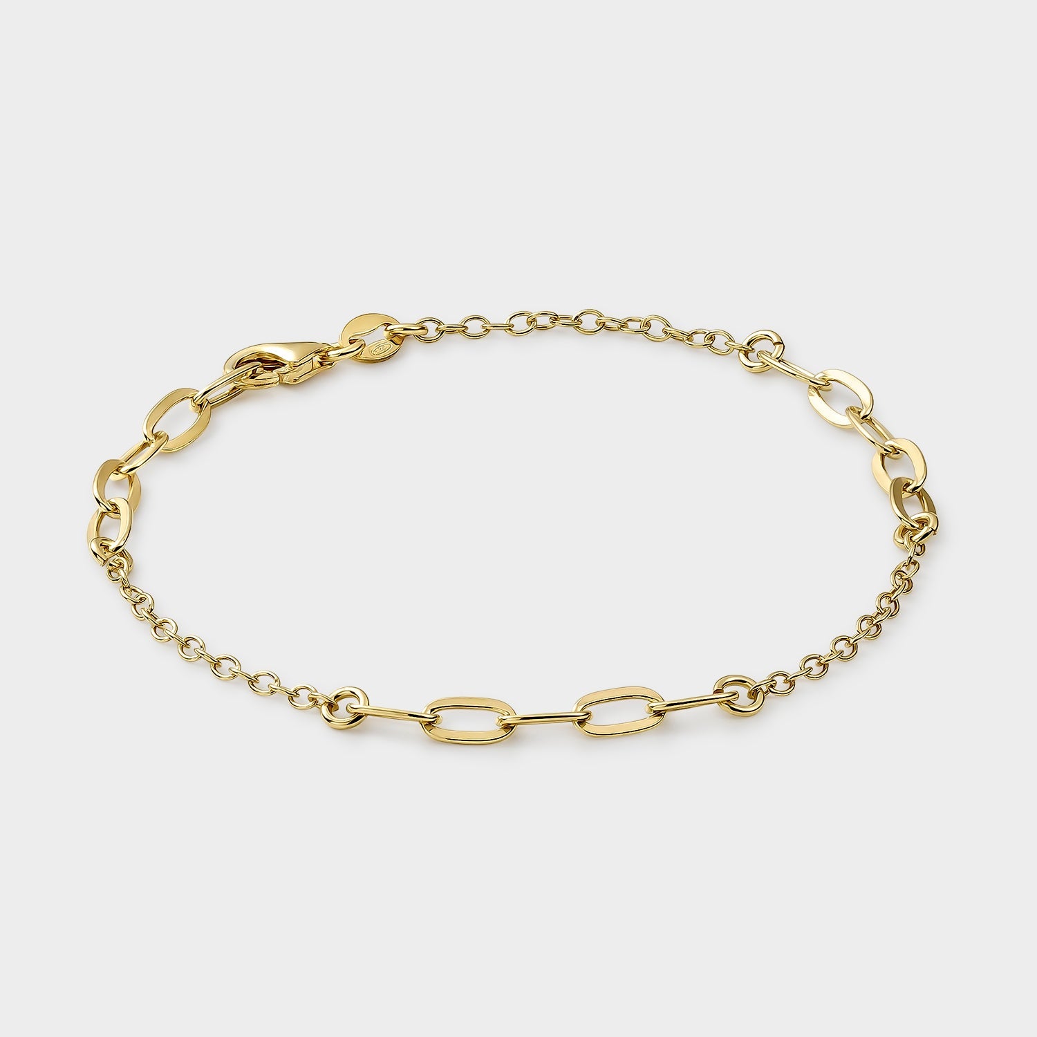 Pulsera bañada en oro amarillo con eslabones ovalados planos, elegante y moderna, ideal para cualquier ocasión.