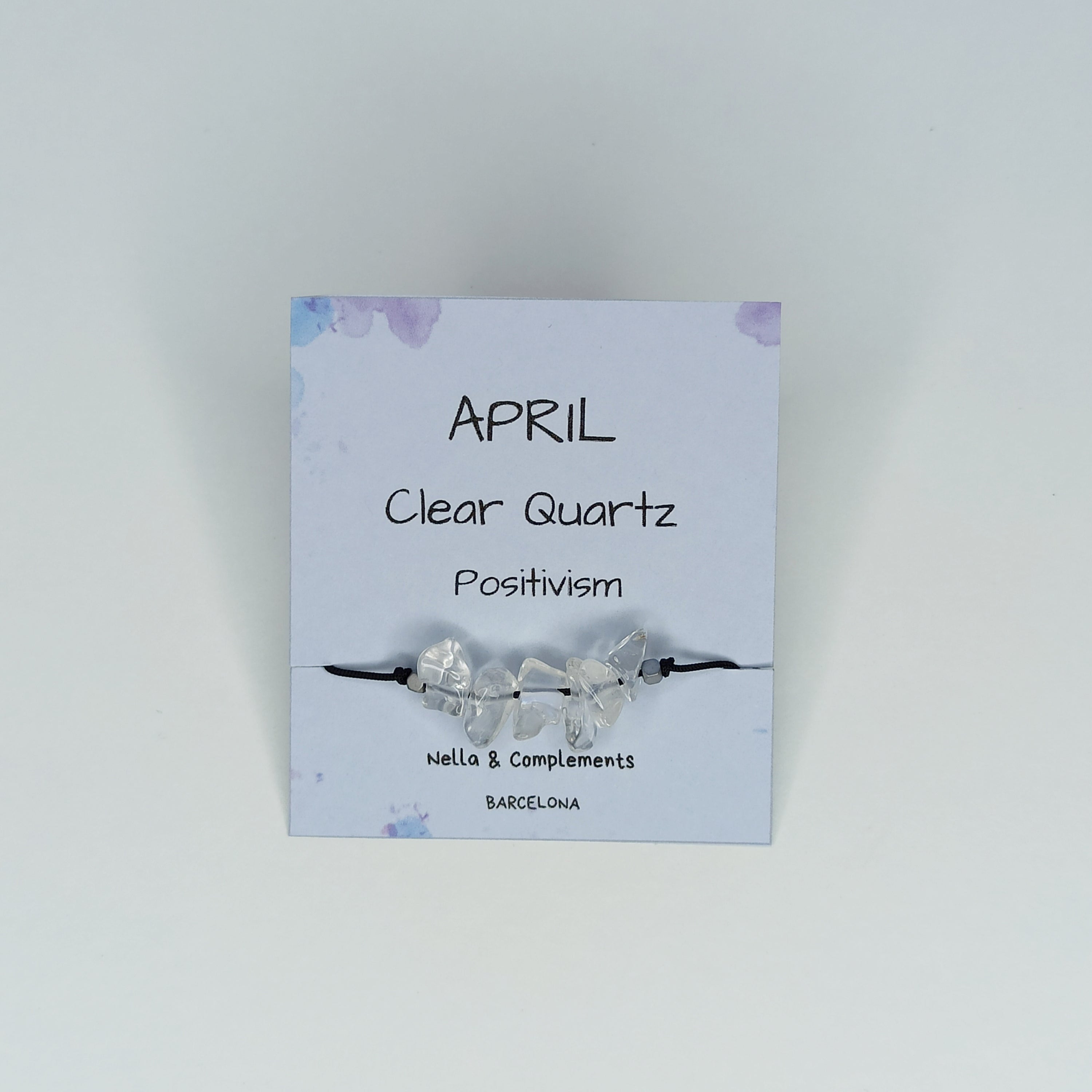 Pulsera de piedras de nacimiento de abril, hecha a mano con cuarzo cristal transparente, presentada en un elegante sobre.