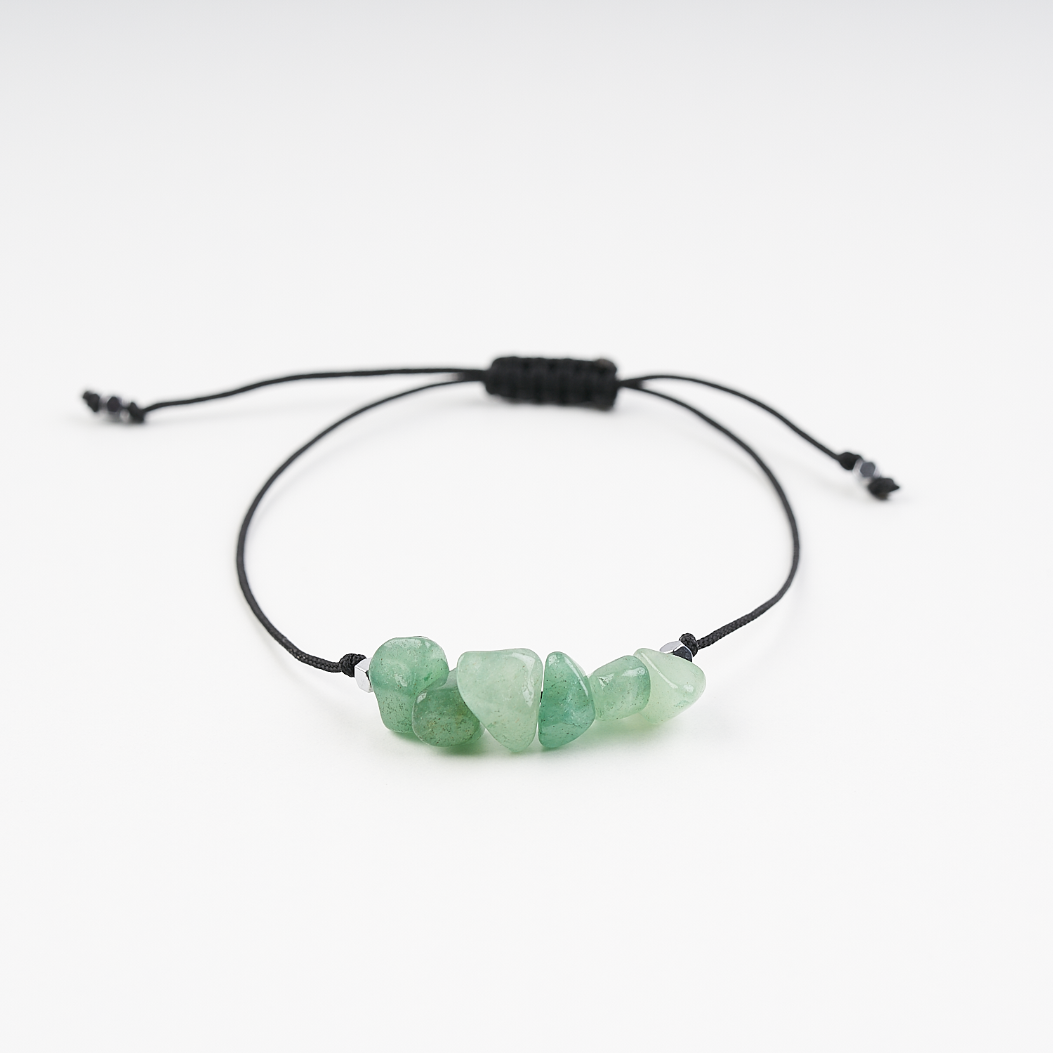 Pulsera de jade irregular de mayo, hecha a mano, con hilo negro y seis piedras de jade, presentada en una tarjeta de regalo.