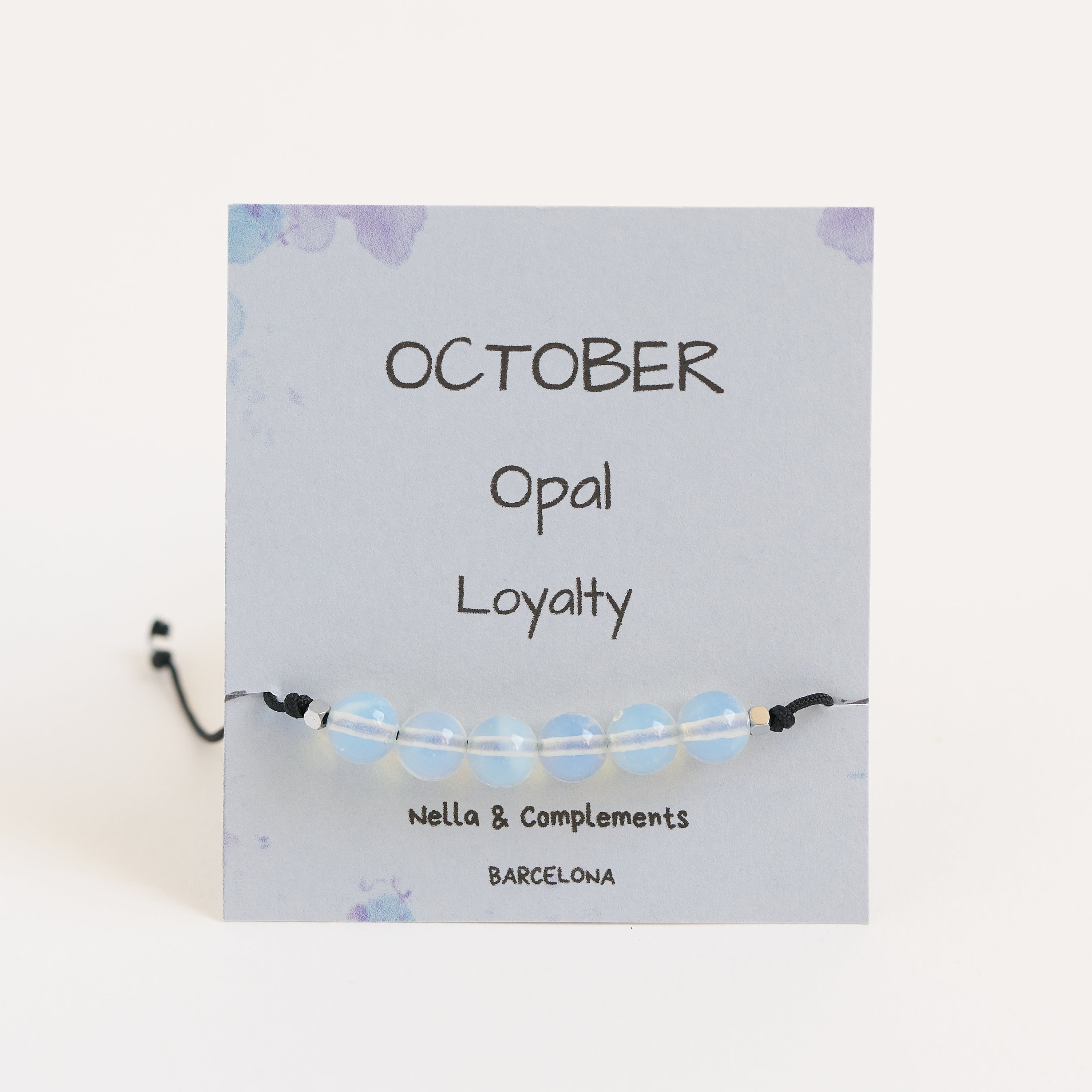 Pulsera hecha a mano con piedras de ópalo, hilo negro y nudo corredizo, ideal para cumpleaños de octubre.