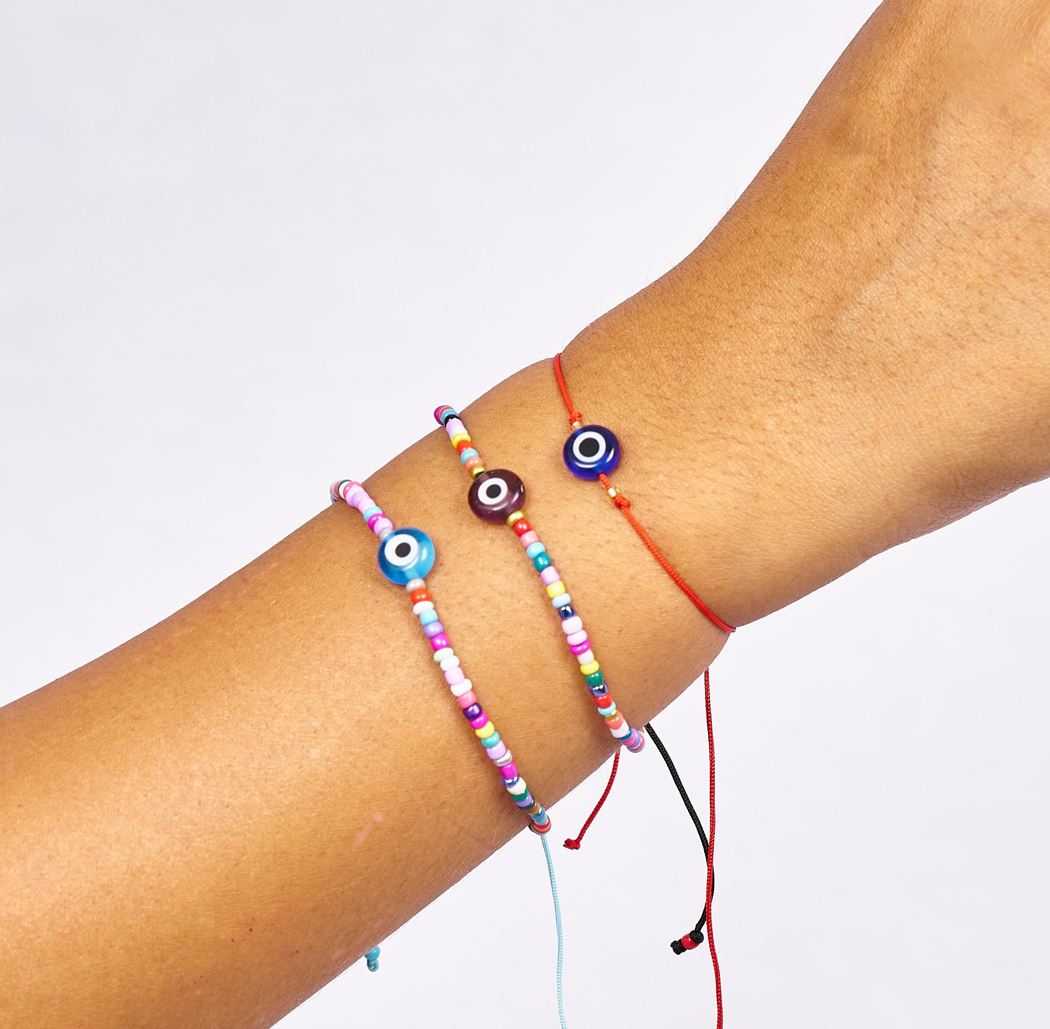 Pulsera de abalorios con ojo turco, hecha a mano con cuentas checas multicolores y un ojo Nazar, símbolo de protección.