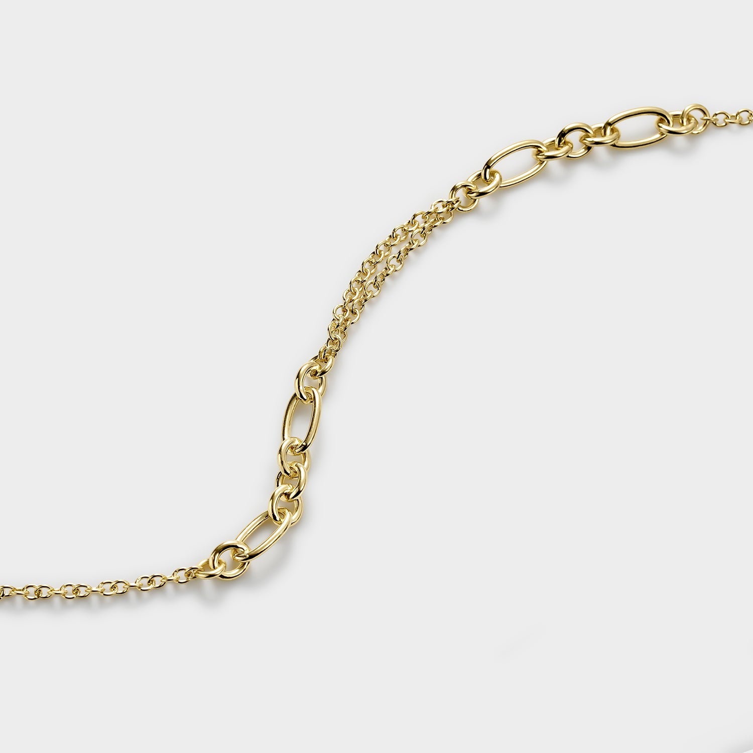 Pulsera de eslabones tipo nudo y cadena doble en plata bañada en oro de 18K, con un diseño elegante y sofisticado.