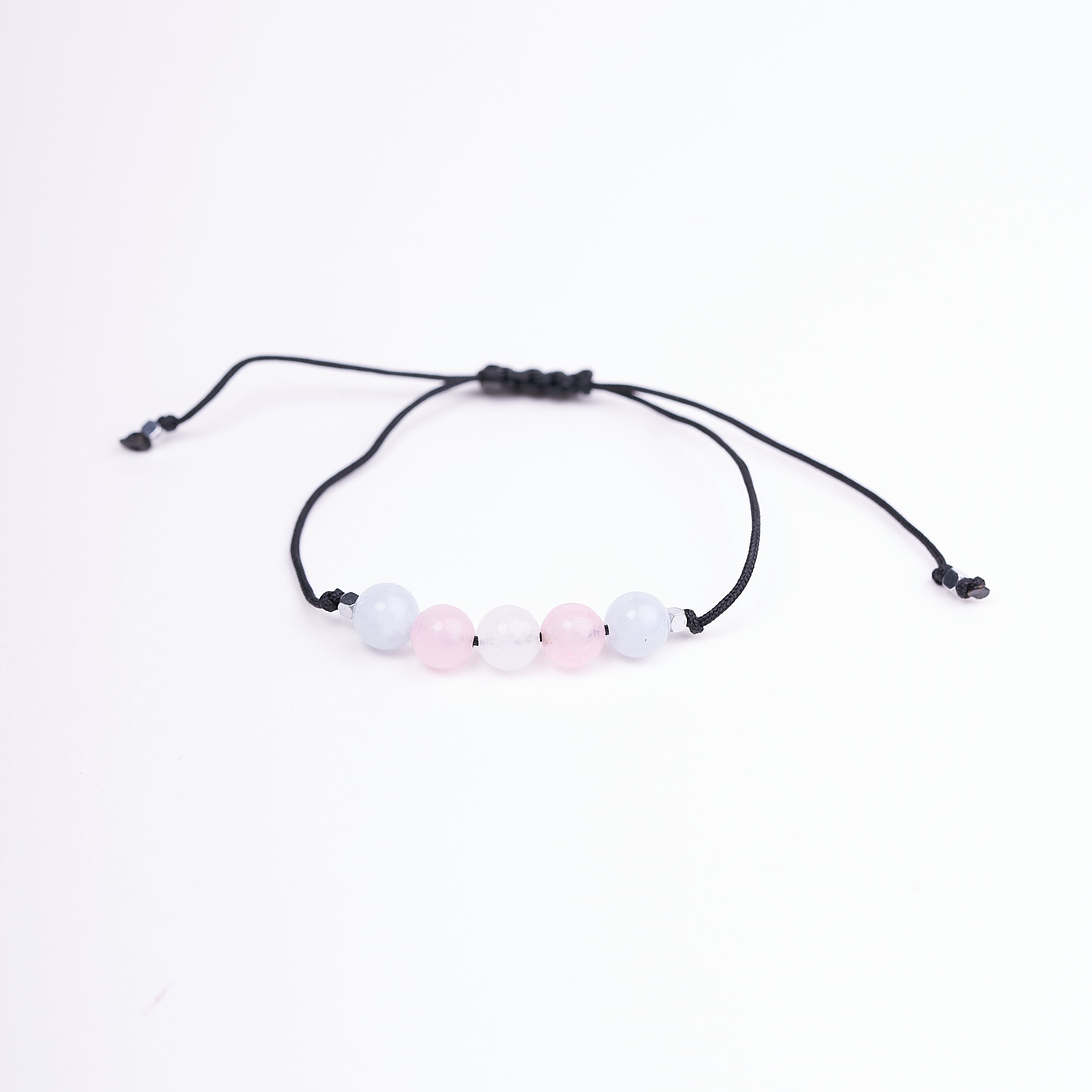 Pulsera de orgullo transgénero hecha a mano con ágatas naturales en colores rosa, celeste y blanco, sobre fondo blanco.