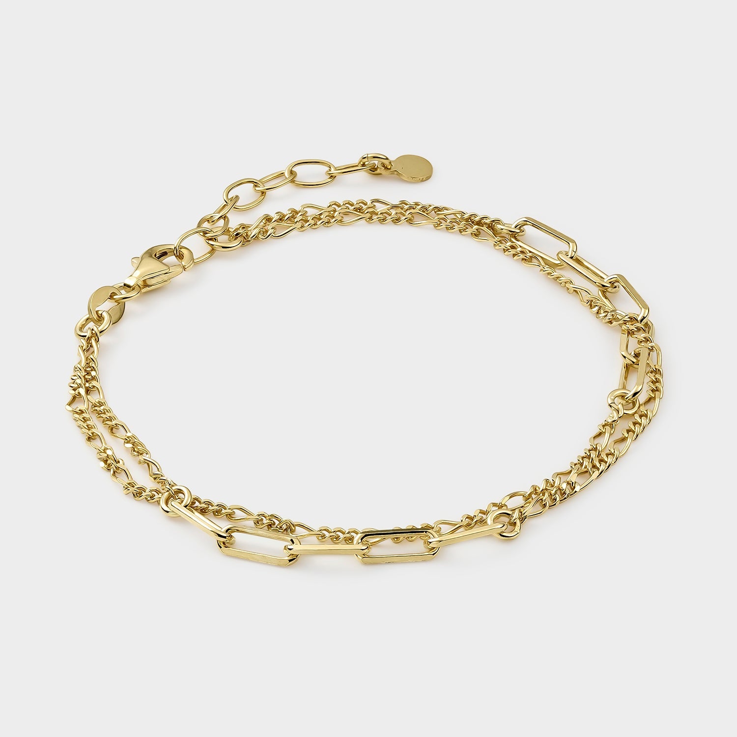 Pulsera de plata bañada en oro amarillo con eslabones largos y rectangulares, elegante y moderna.