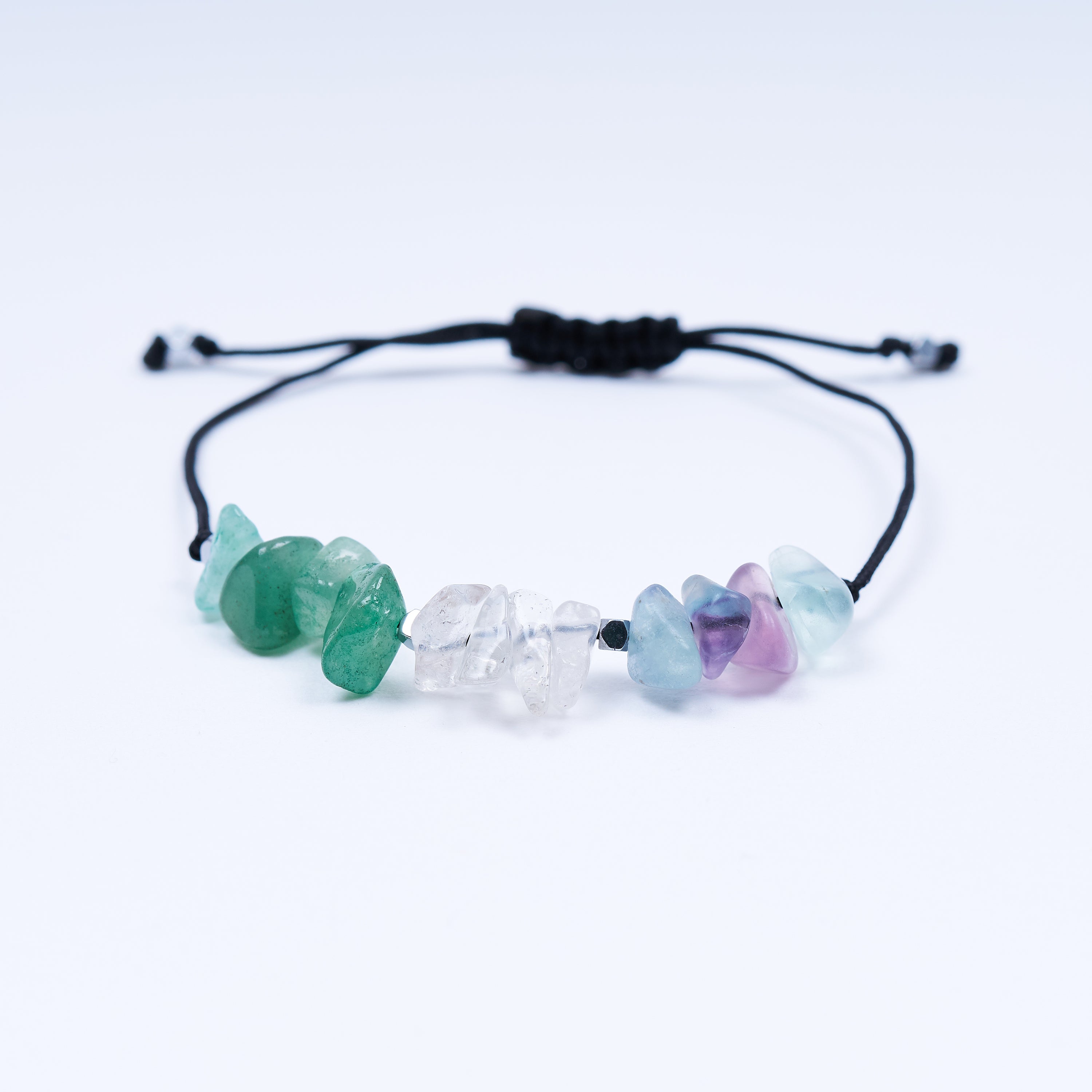 Pulsera hecha a mano con piedras naturales del zodíaco Cáncer, incluyendo jade, cuarzo cristal y fluorita arcoíris, sobre fondo blanco.