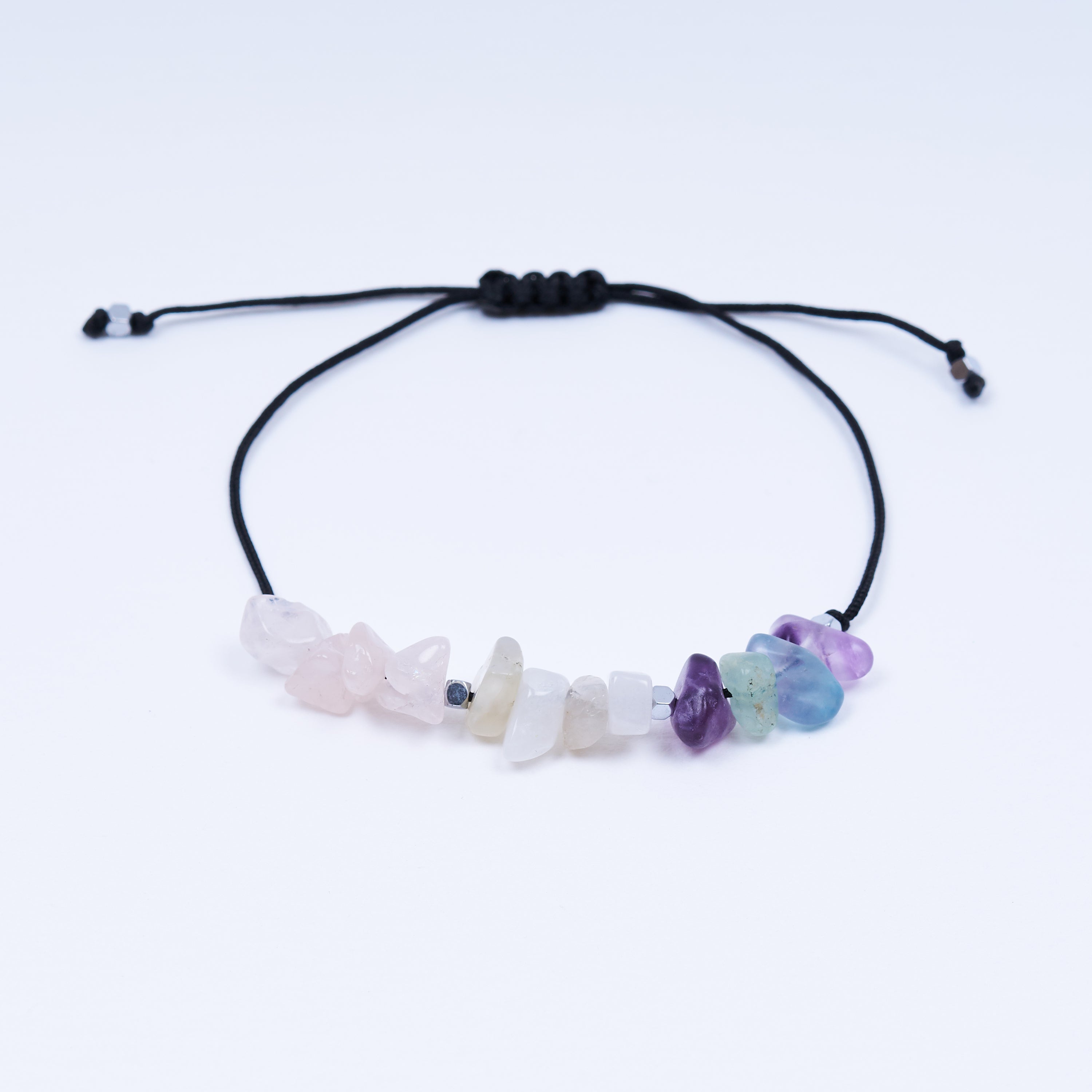 Pulsera ajustable de piedras del zodíaco Capricornio con cuarcita rosa, piedra lunar y fluorita arcoíris, presentada en un elegante diseño de macramé.