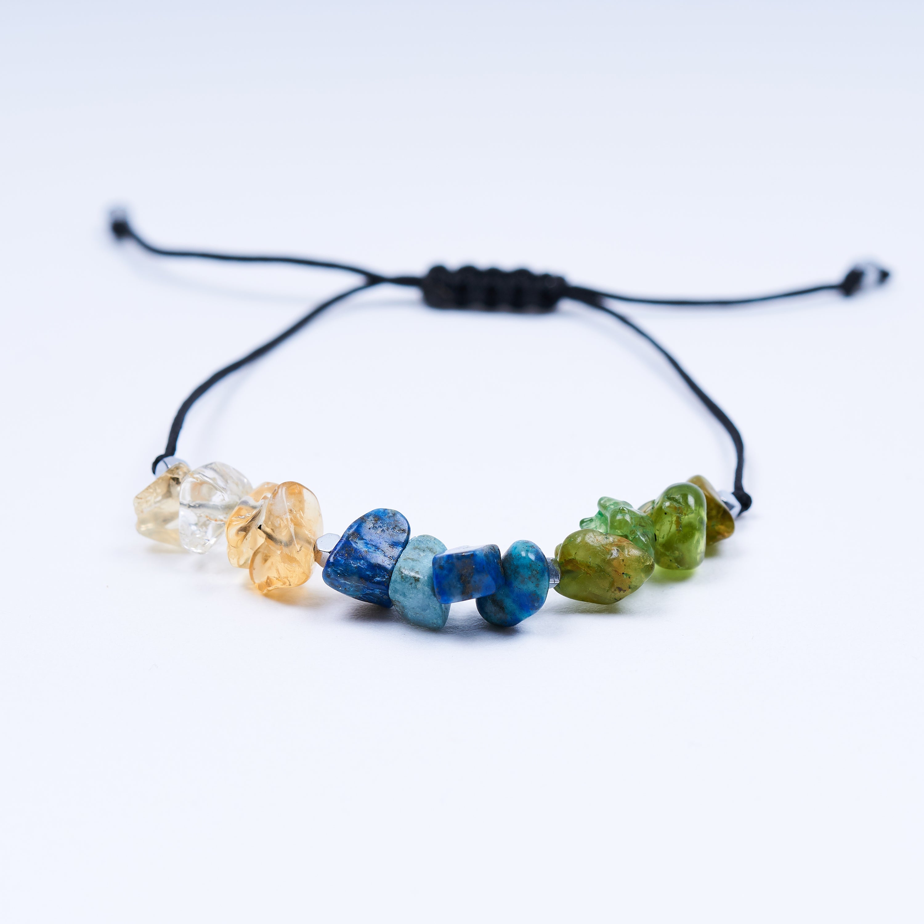 Pulsera ajustable de hilo con piedras irregulares para el signo zodiacal Leo, incluyendo peridoto, lapislázuli y citrino, presentada en un elegante diseño.