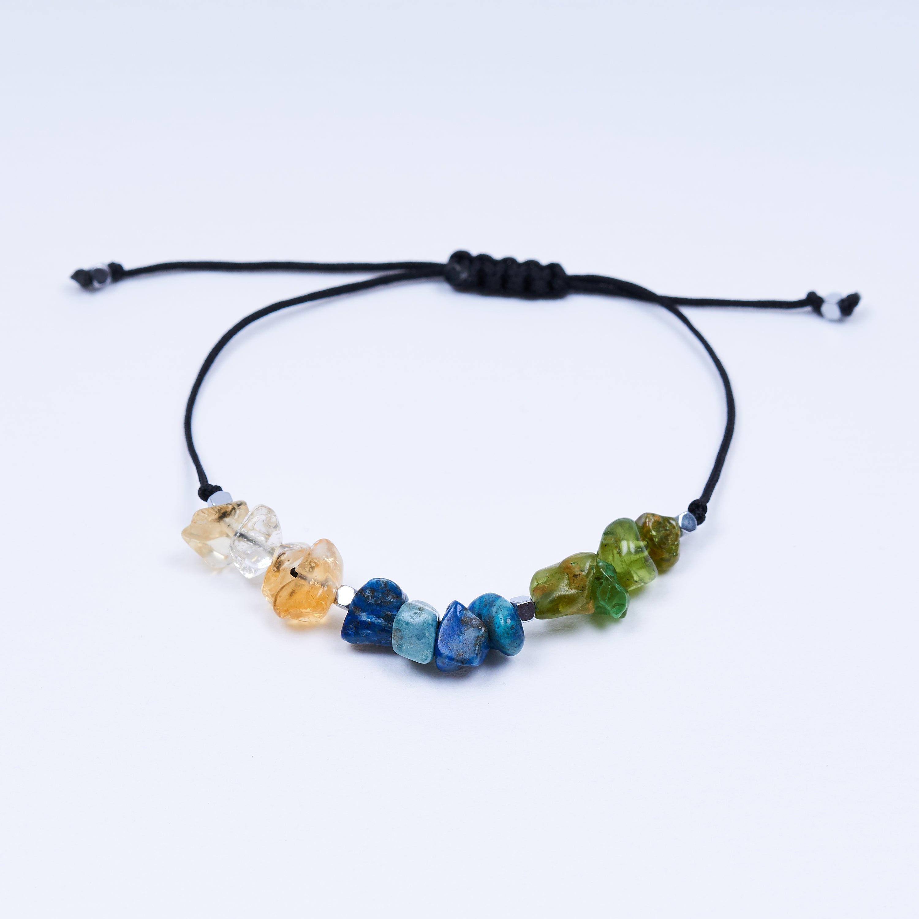 Pulsera ajustable de hilo con piedras irregulares para el signo zodiacal Leo, incluyendo peridoto, lapislázuli y citrino, presentada en un elegante diseño.