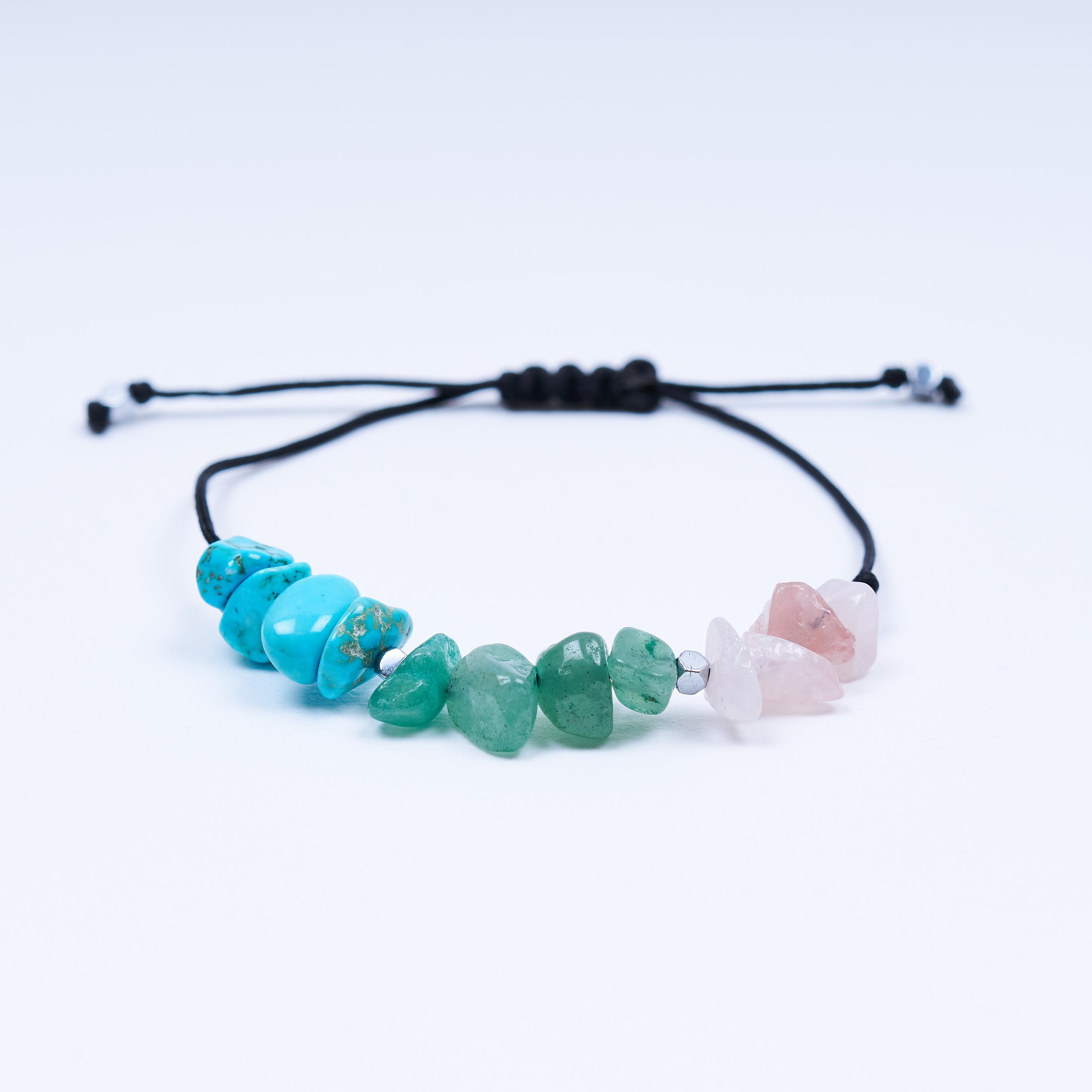 Pulsera ajustable de hilo negro con piedras irregulares de cuarzo rosa, jade y turquesa, diseñada para el signo zodiacal Libra.