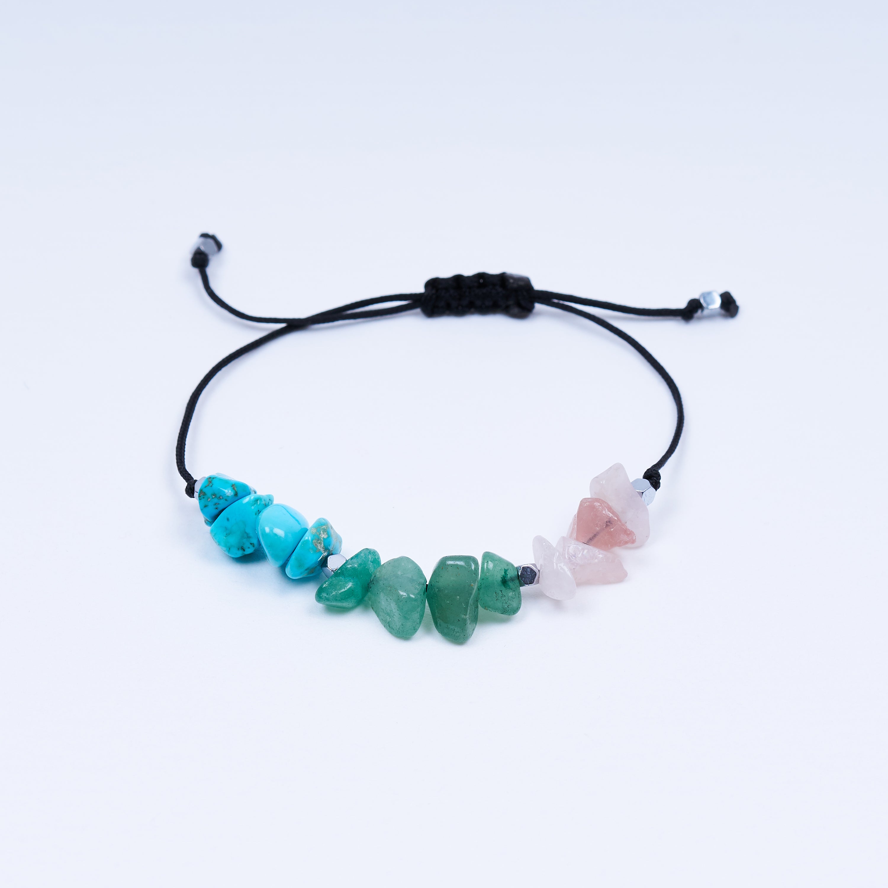 Pulsera ajustable de hilo negro con piedras irregulares de cuarzo rosa, jade y turquesa, diseñada para el signo zodiacal Libra.