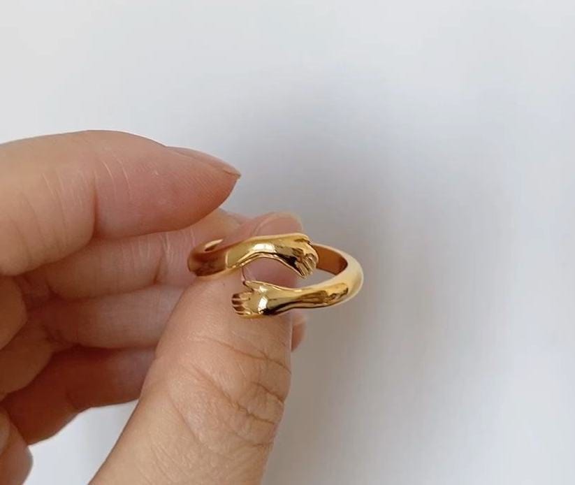 Quinn Love Hug Ring featuring a unique adjustable design in stainless steel with 18Kt yellow gold coating.