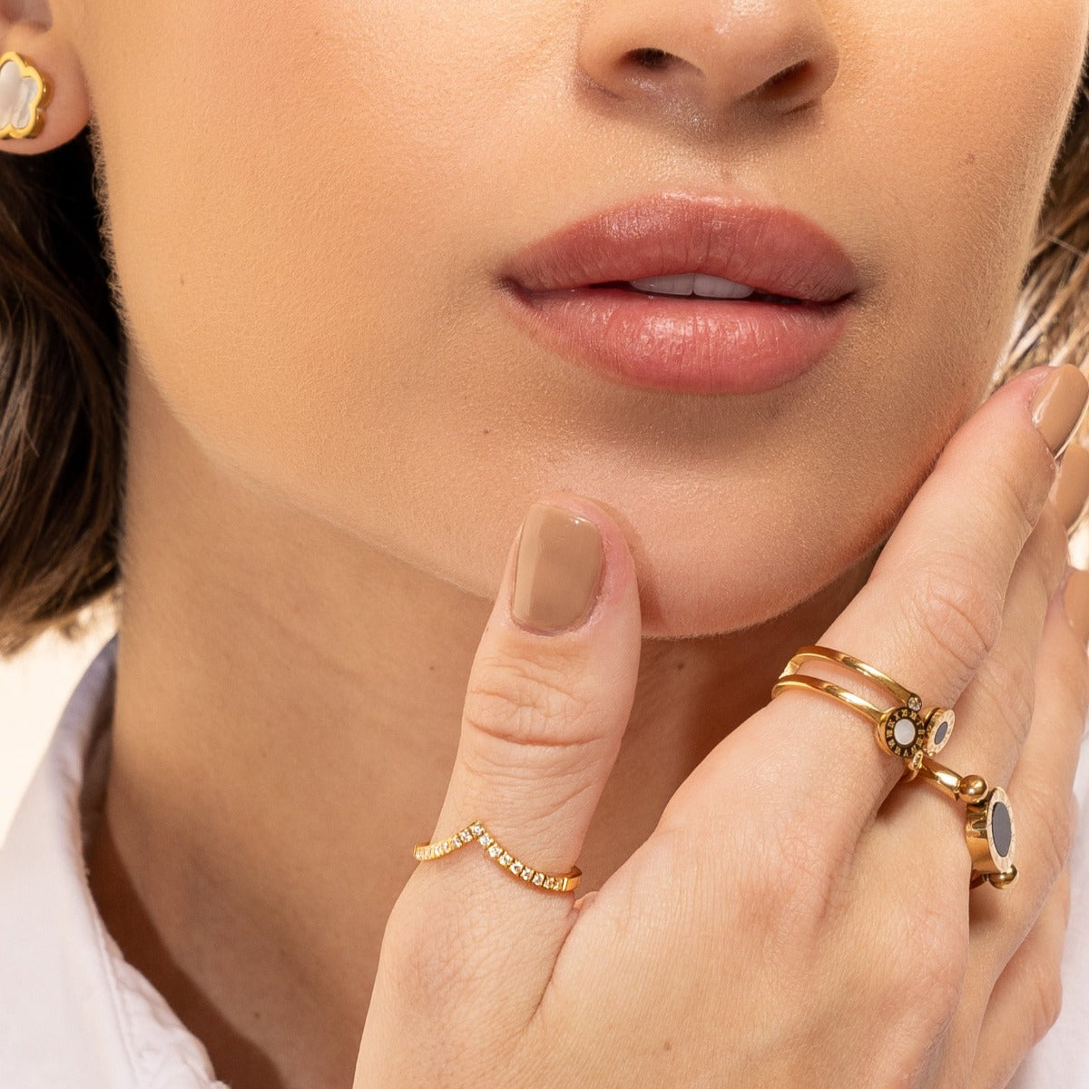 Raghad Trinity Stone Ring featuring 18k gold plating and premium stainless steel, showcasing its elegant design.