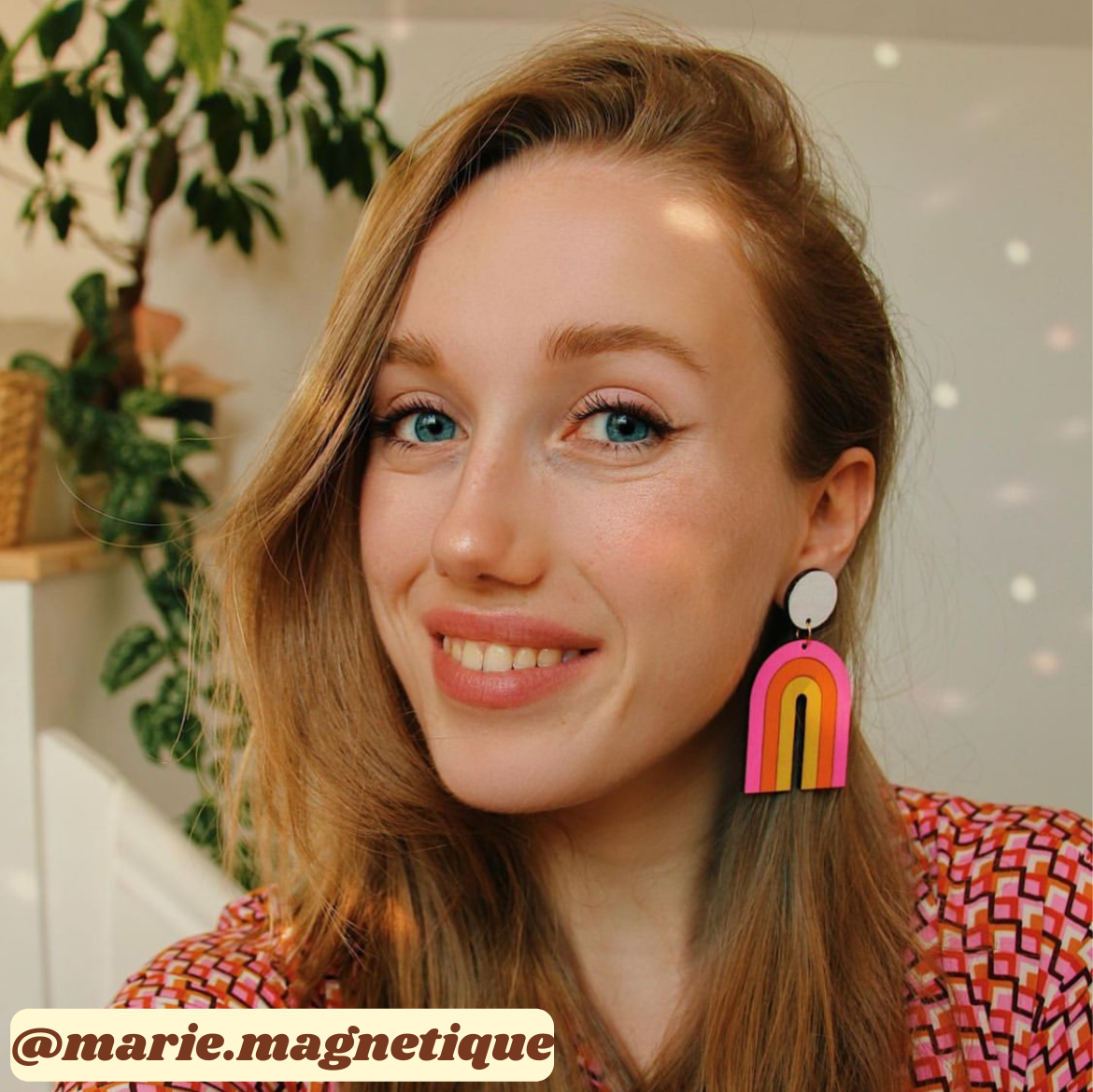 Colorful Retro Rainbow Earrings made from sustainable Birch Plywood, featuring a vibrant design inspired by 1960s and 70s fashion trends.